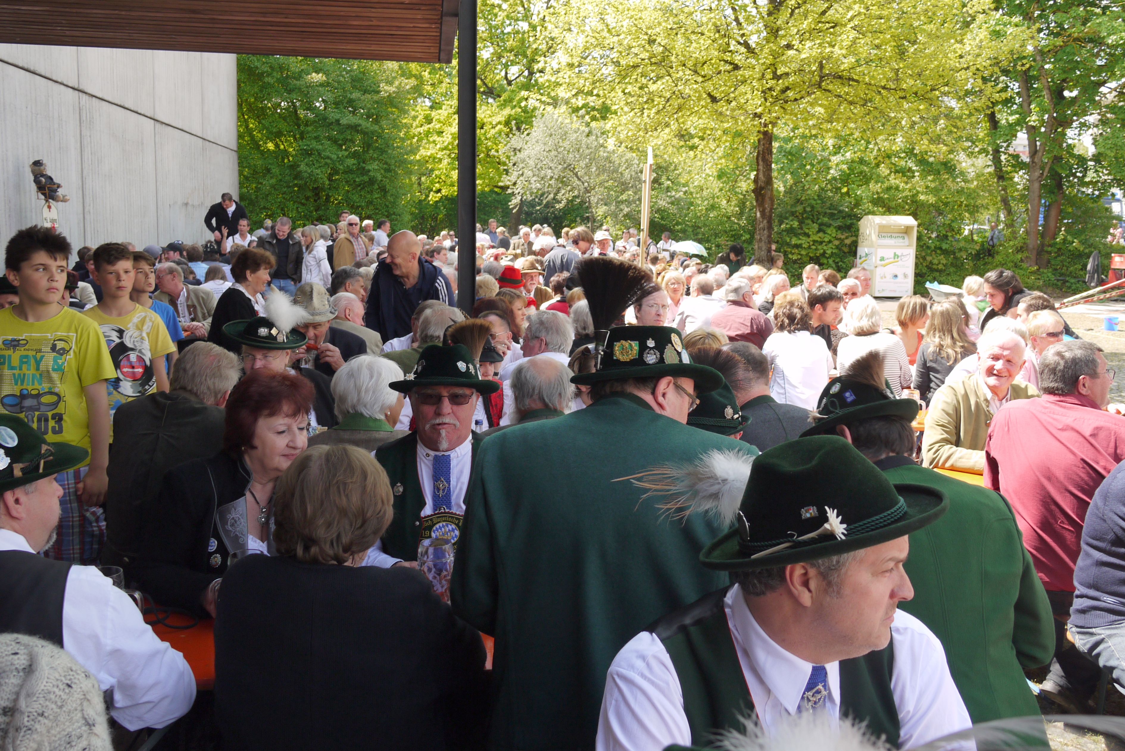 Die Neuaubinger beim Fest im vergangenen Jahr. Auch heuer wird ordentlich gefeiert. // Foto: Maibaum-Verein