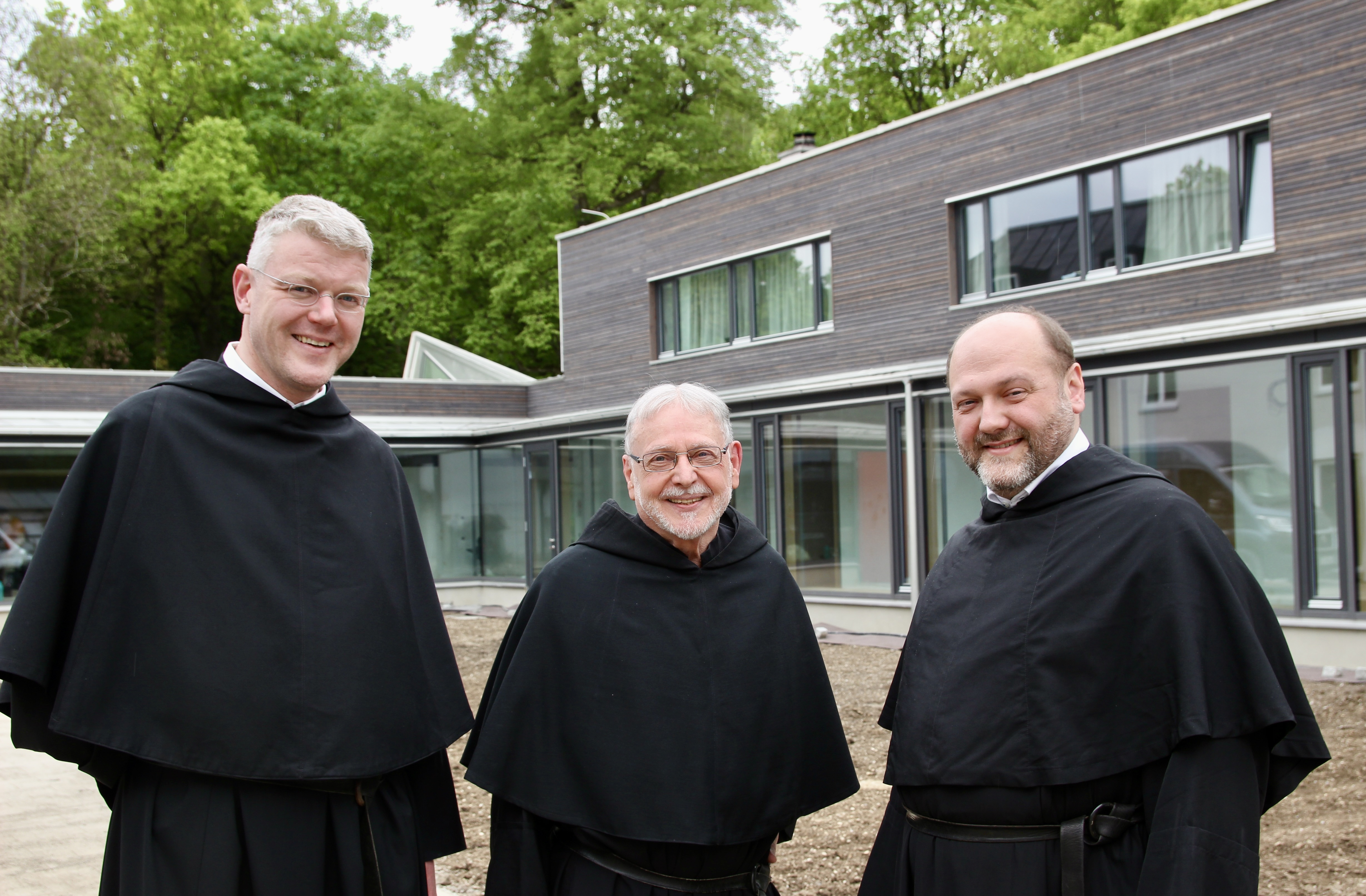 Die Klosterbewohner (v.l.) Prior Christian Rentsch, Pater Alfred Issing und Pater Felix Meckl