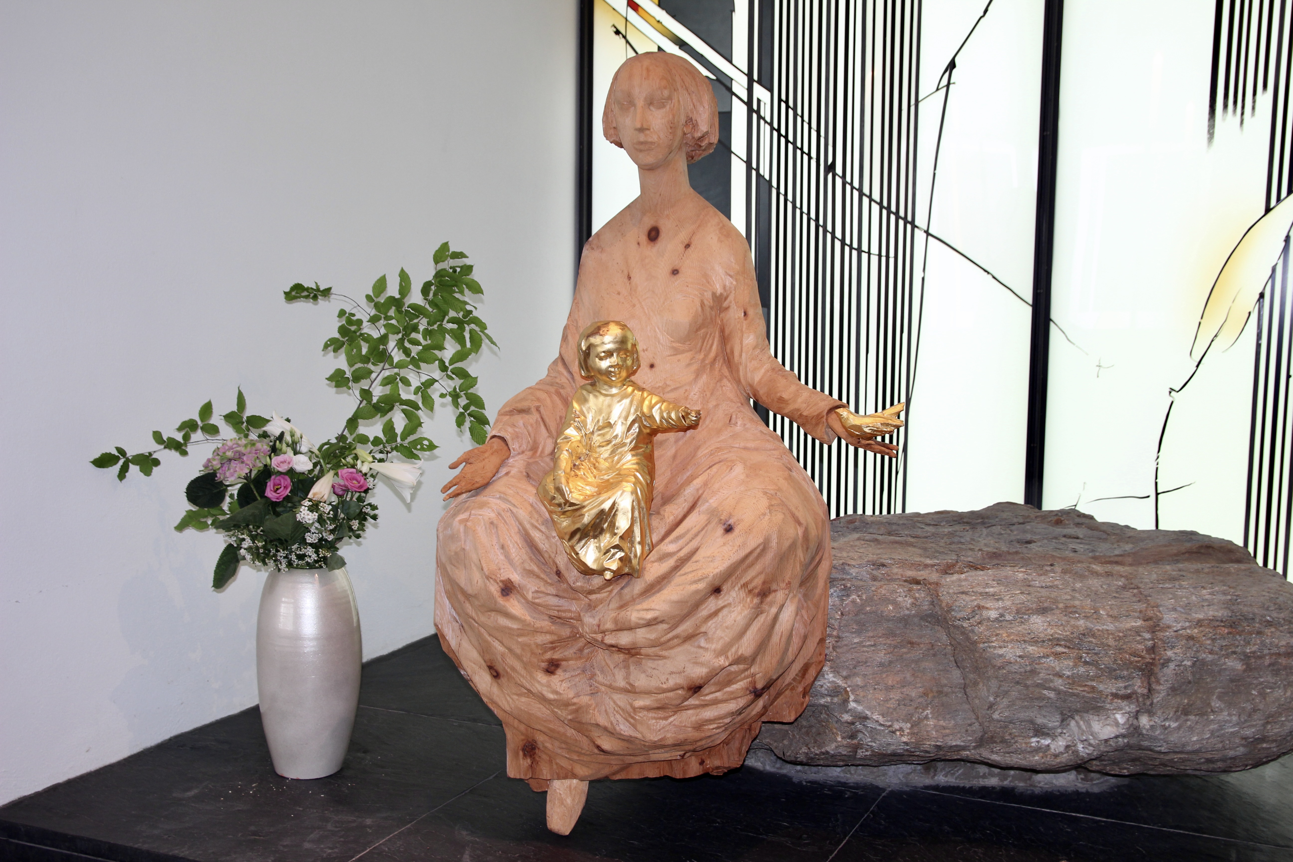 Andachtsort und Wallfahrtsziel: die Madonna mit Kind in der Kirche hat 2008 die Bildhauerin Carola Heine aus Zirbelholz geschaffen.