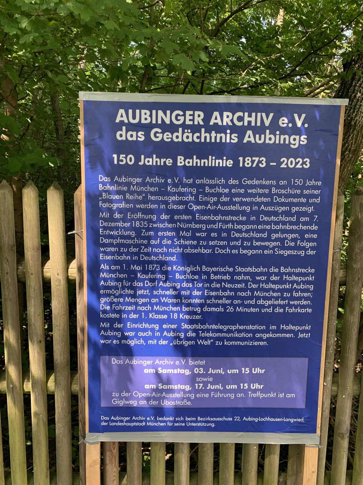 Den ganzen Juni über ist die Ausstellung über die Geschichte der Bahnstrecke München – Buchloe – Kaufering und über den Aubinger Bahnhof am Giglweg zu sehen.