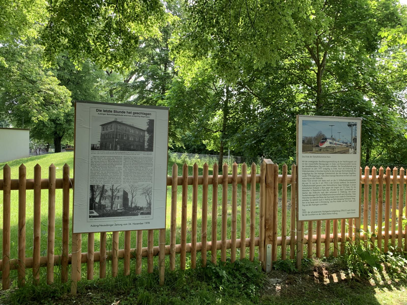Voilà: Am Zaun des Aubinger Pfarrzentrums und des THWs Aubing stehen 31 Plakate zur 150-jährigen Geschichte der Bahnlinie München - Buchloe - Kaufering sowie zum früheren Aubinger Bahnhof.