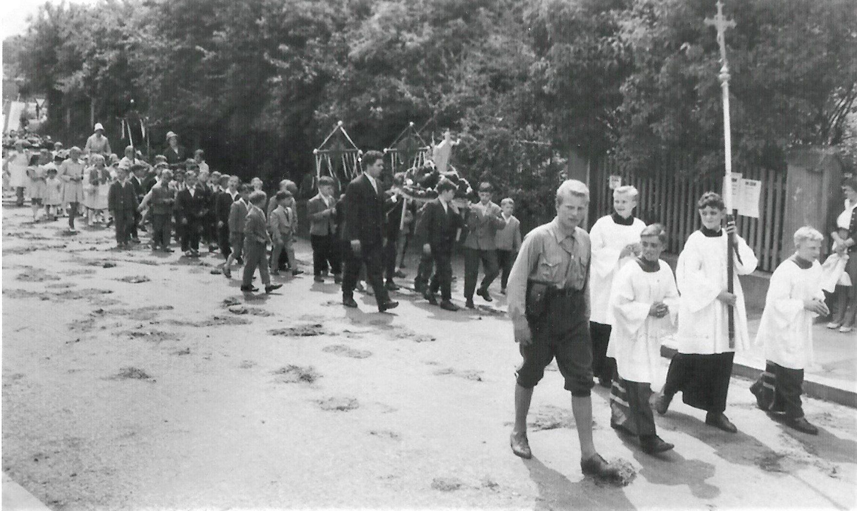 Die Aubinger Fronleichnamsprozession im Jahr 1960 auf ihrem Rückweg entlang der Ubostraße zur Pfarrkirche St. Quirin