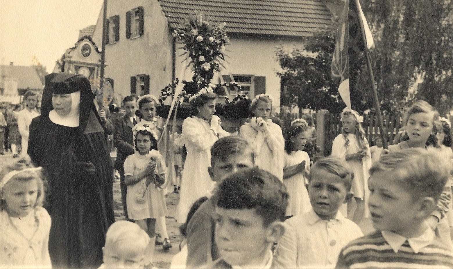 Ein Ausschnitt der Prozession aus dem Jahr 1951. Der Festzug zieht gerade in die Zwillergasse zur dritten Station ein.