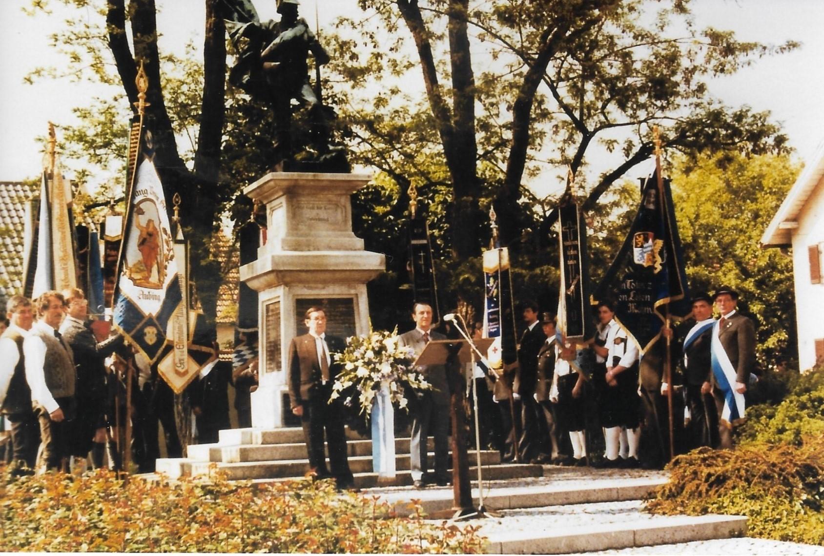 1974: Die Gedenkfeier zum 100-jährigen Jubiläum bei der Kranzniederlegung am Aubinger Kriegerdenkmal. Aubinger Archiv