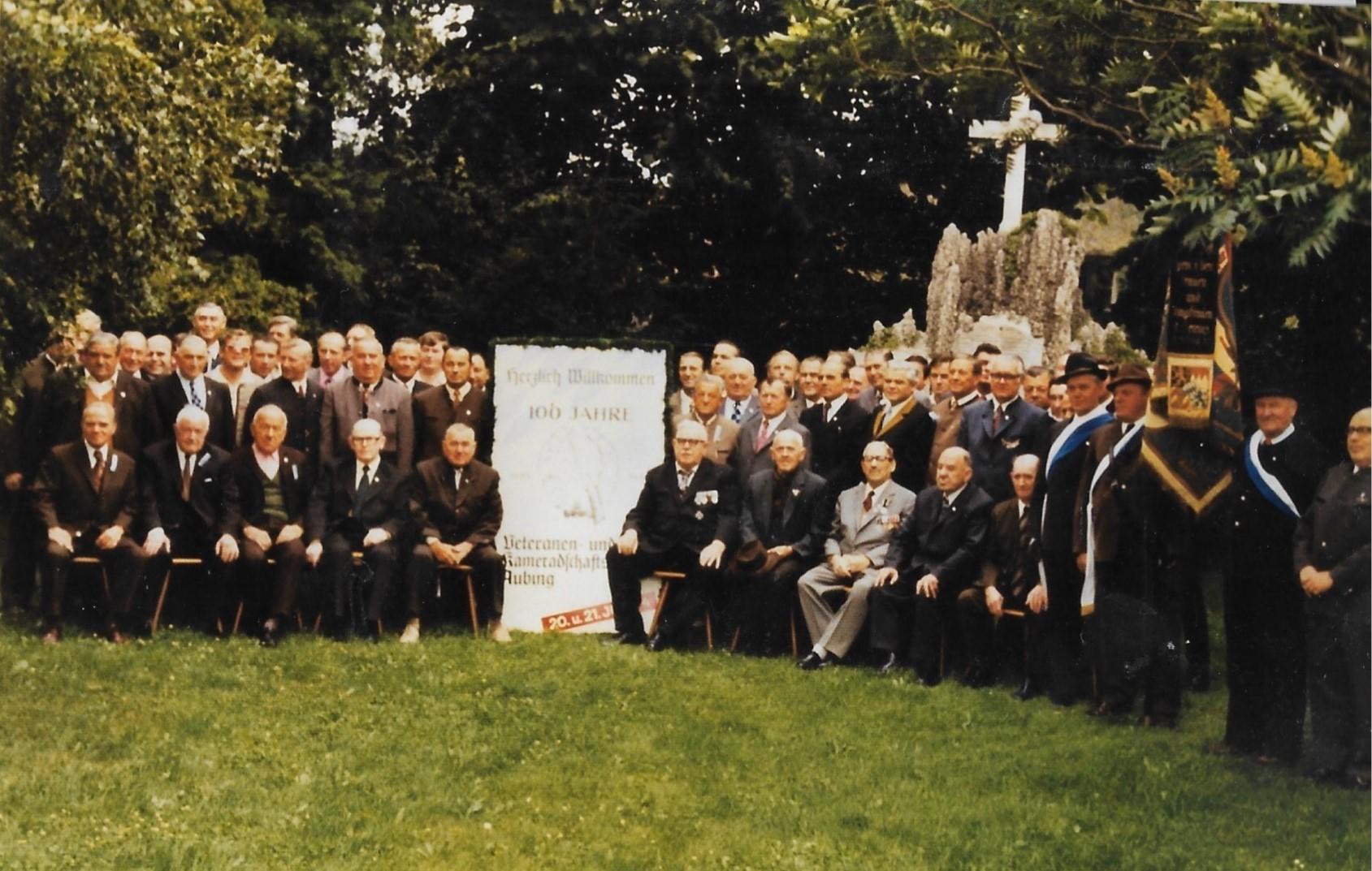 Ein Foto aus vergangenen Zeiten: Die Mitglieder des Veteranen- und Kameradschaftsverein Aubing zum 100-jährigen Bestehen. Aubinger Archiv
