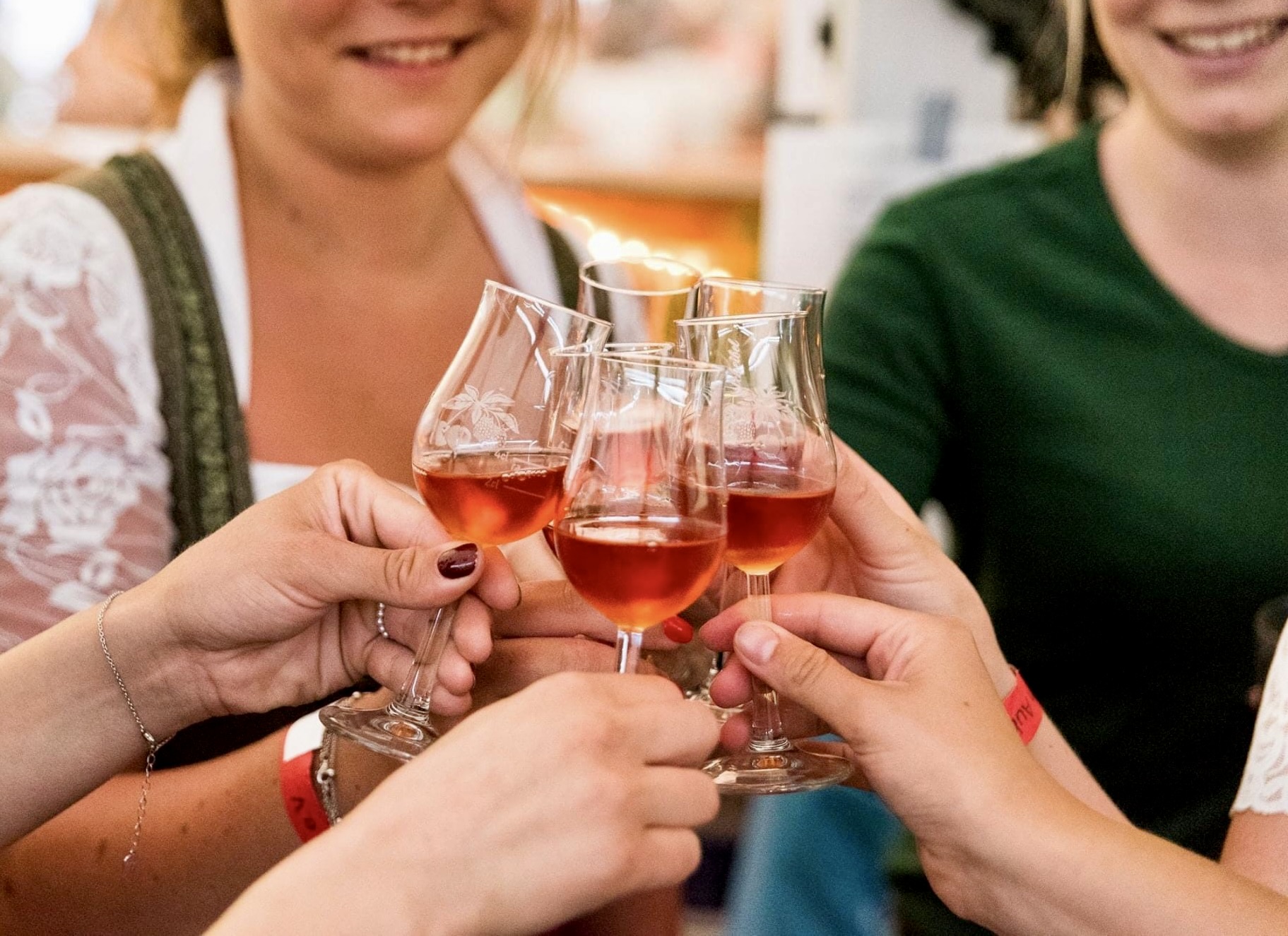 Aufs Weinfest! Für alle Wein- und Prosecco-Muffel: es gibt auch Weißbier.