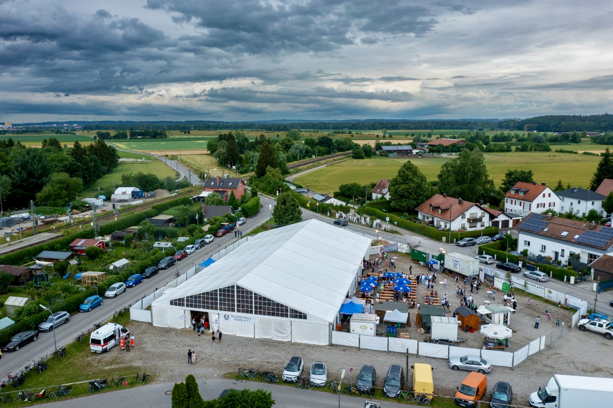 Das Aubinger Weinfest: seit 2000 vom Burschenverein selbst geplant und organisiert, seit 2008 findet die Gaudi auf der Belandwiese statt.