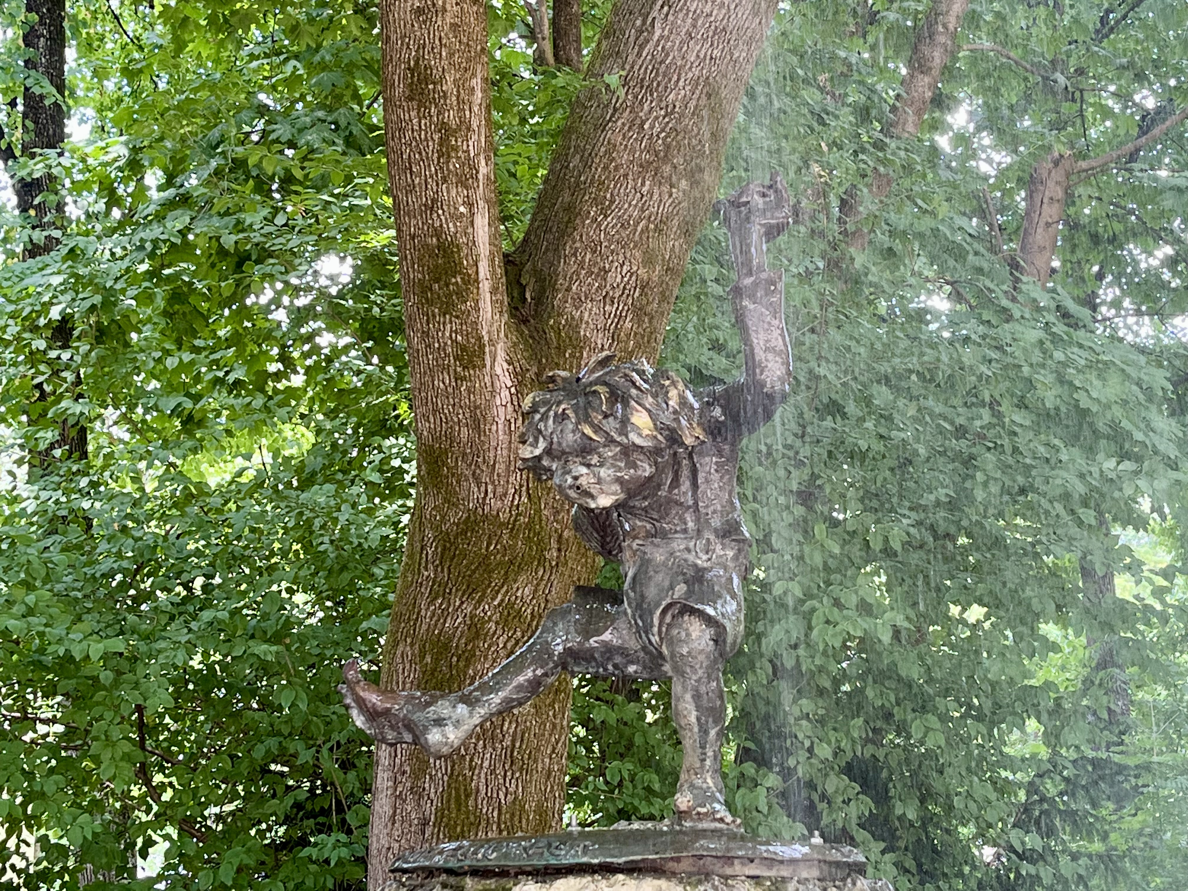 „Pumuckl neckt, Pumuckl versteckt, niemand was meckt“: der Koboldbrunnen im Münchner Luitpoldpark.