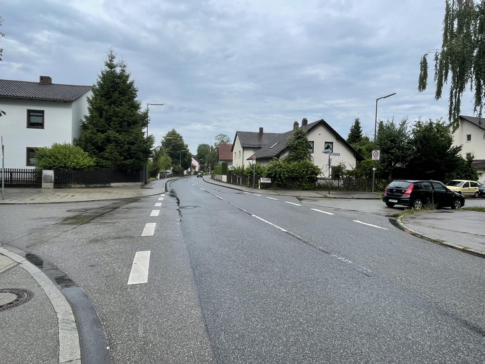 Wer mit dem Rad die Bergsonstraße benutzt, muss zwischen der Alto- und Industriestraße die Fahrbahn benutzen, da es in diesem Straßenabschnitt keinen ausgewiesenen beidseitigen Radweg gibt.