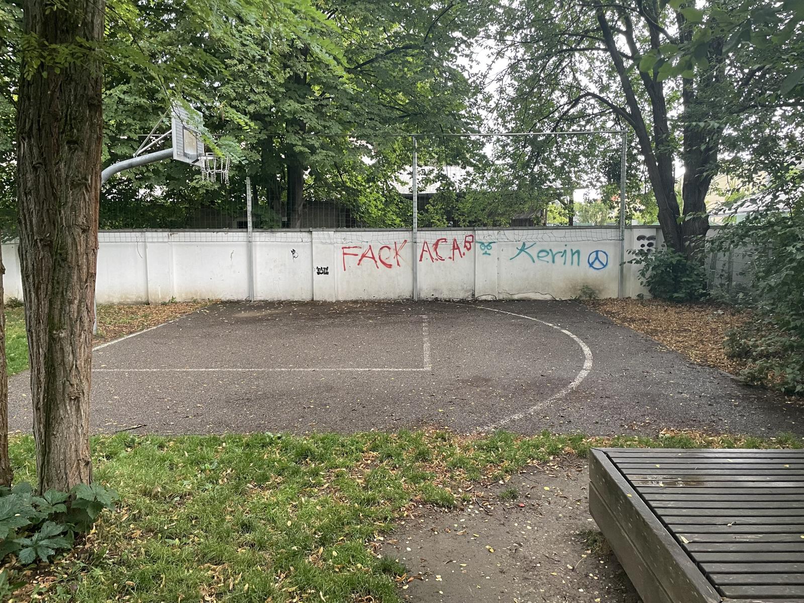 Unbekannte beschmierten die Nordmauer des Kinderspielplatzes an der Kastelburgstraße. Diese sollen so schnell wie möglich übermalt werden.