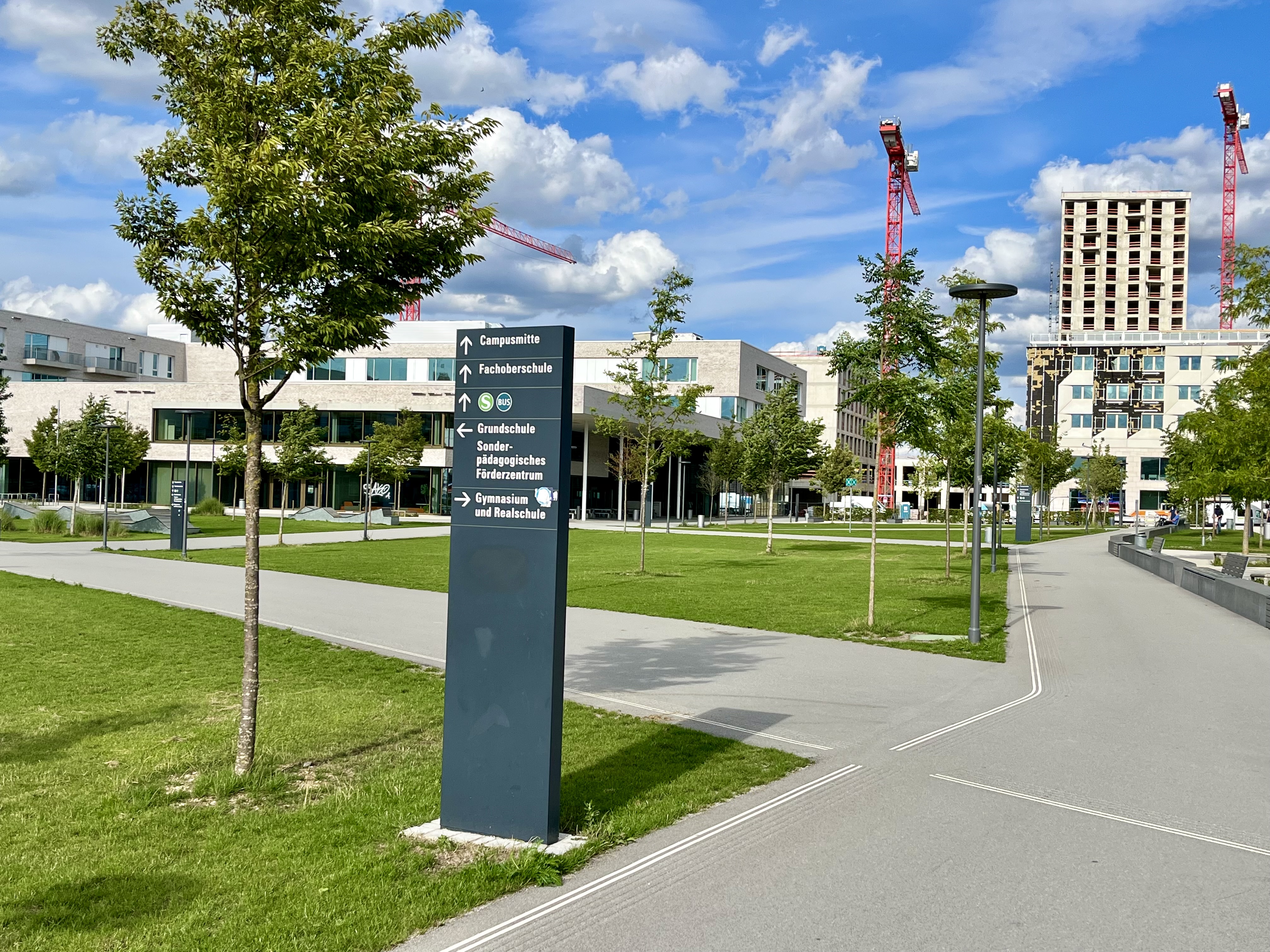 Der Campus wächst, und die Radparkplätze reichen jetzt schon nicht.