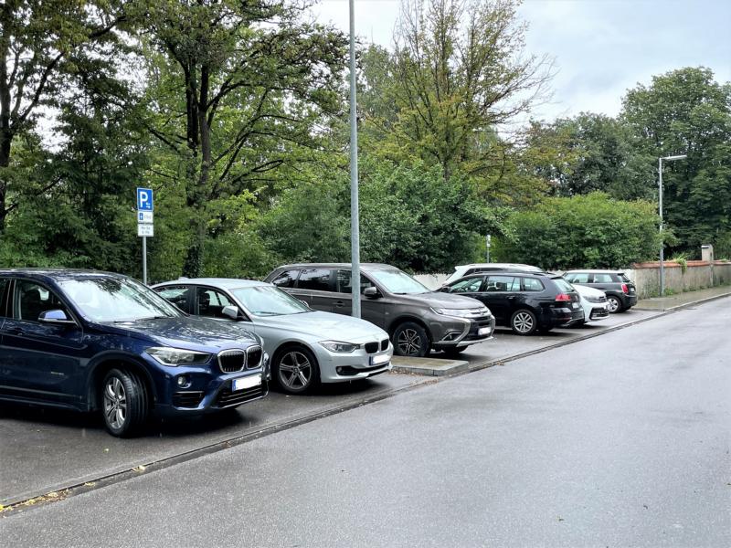 Wer zum Aubinger Friedhof möchte, hat oftmals seine mit den fehlenden Parkplätzen.