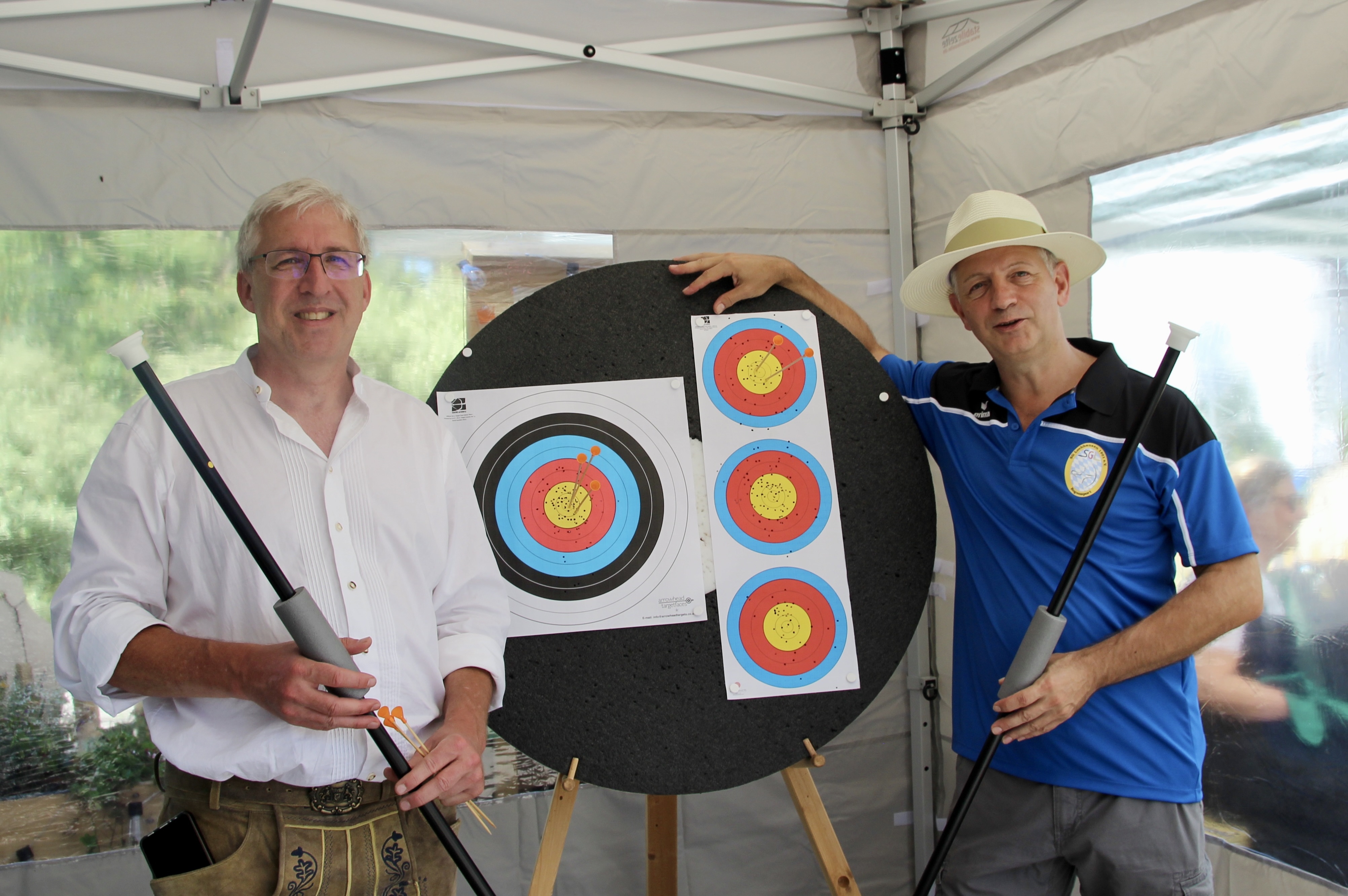 Blasrohre zum Ausprobieren: Manfred Miedamer (erster Sportleiter) und Heribert Lechner (erster Schützenmeister) von der SG Lochhausen.