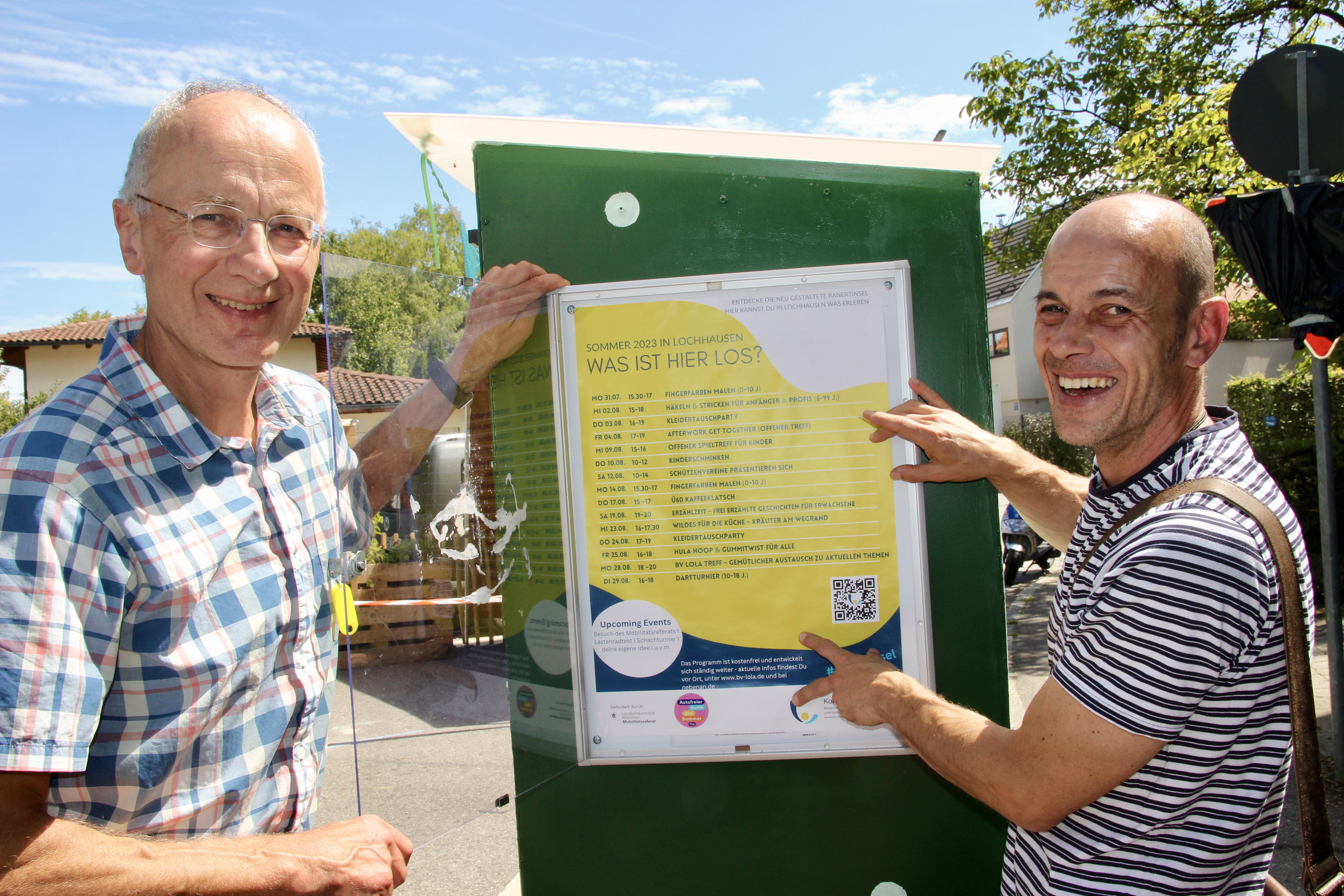 Robert Feierlein und Frank Probst (v.l.) von LoLa bringen das weitere Programm bis September an.