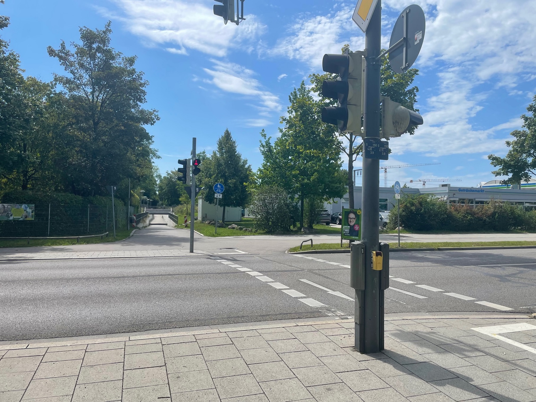 Eine längere Grünphase über die Bodenseestraße im Kreuzungsbereich Sportlerweg/Bodenseestraße und Bodensee-/Ehrenbürgstraße soll den Schulweg zum Schulcampus Freiham sicherer machen.