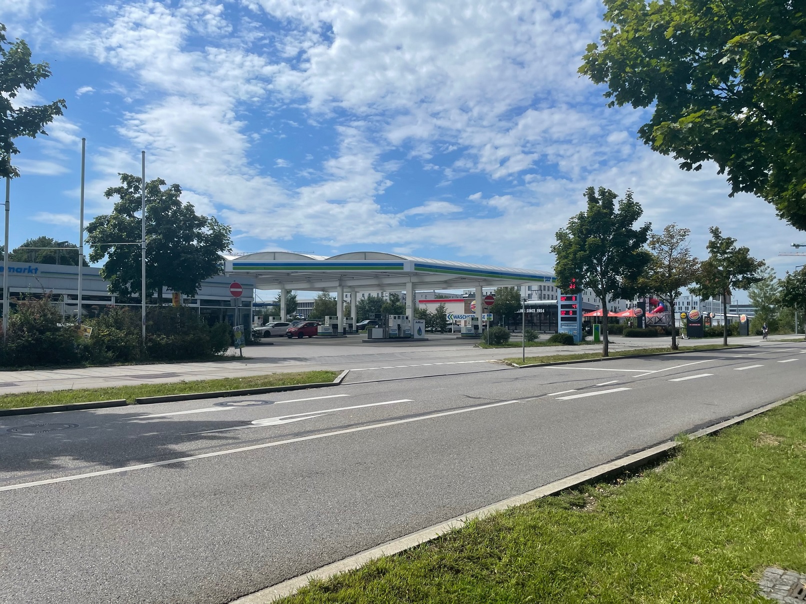 Den Vorschlag, täglich den Schulweg auf der südlichen Seite der Bodenseestraße bis zur Anton-Böck-Straße zu benutzen, lehnen die BA-Mitglieder und die Elternschaft gemeinsam strikt ab. Sie halten die Überquerung der Ein- und Ausfahrten der Tankstelle und des Fastfoodbetriebes für die Kinder für viel zu gefährlich.