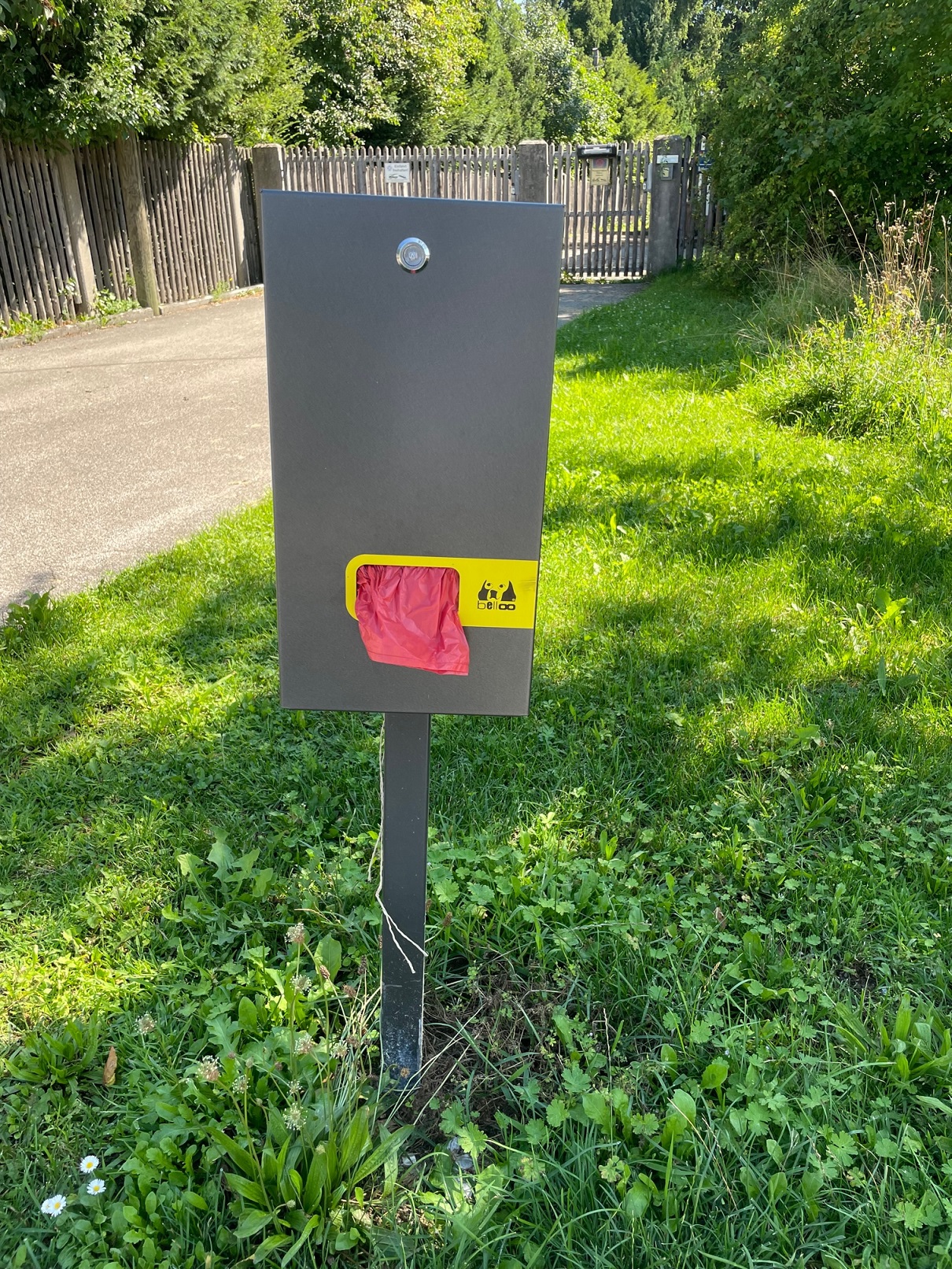 Die Gassibeutel-Spender, wie hier an der Nordseite der S-Bahnhaltestelle Laienfelsstraße, sollen im Stadtbezirk mit umweltfreundlicheren Beuteln ausgestattet werden.