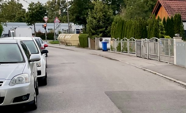 Abgesenkte Randstreifen auf der Ehrenbürgstraße laden zu gefährlichen Ausweichmanövern ein.