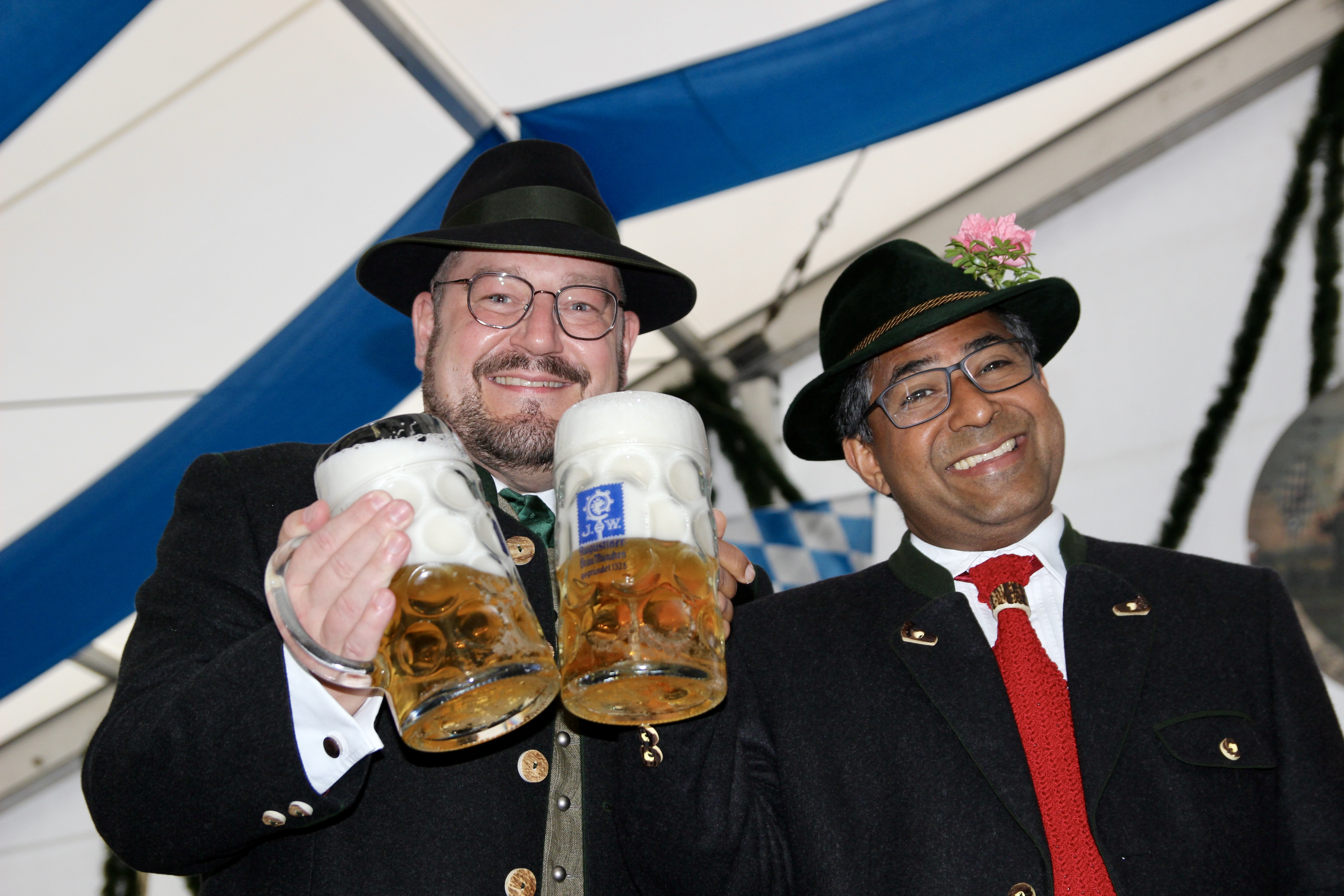 Ein Prosit auch von Aubings Geistlichkeit (v.l.) Stefan Maria Huppertz und Pater Abraham.