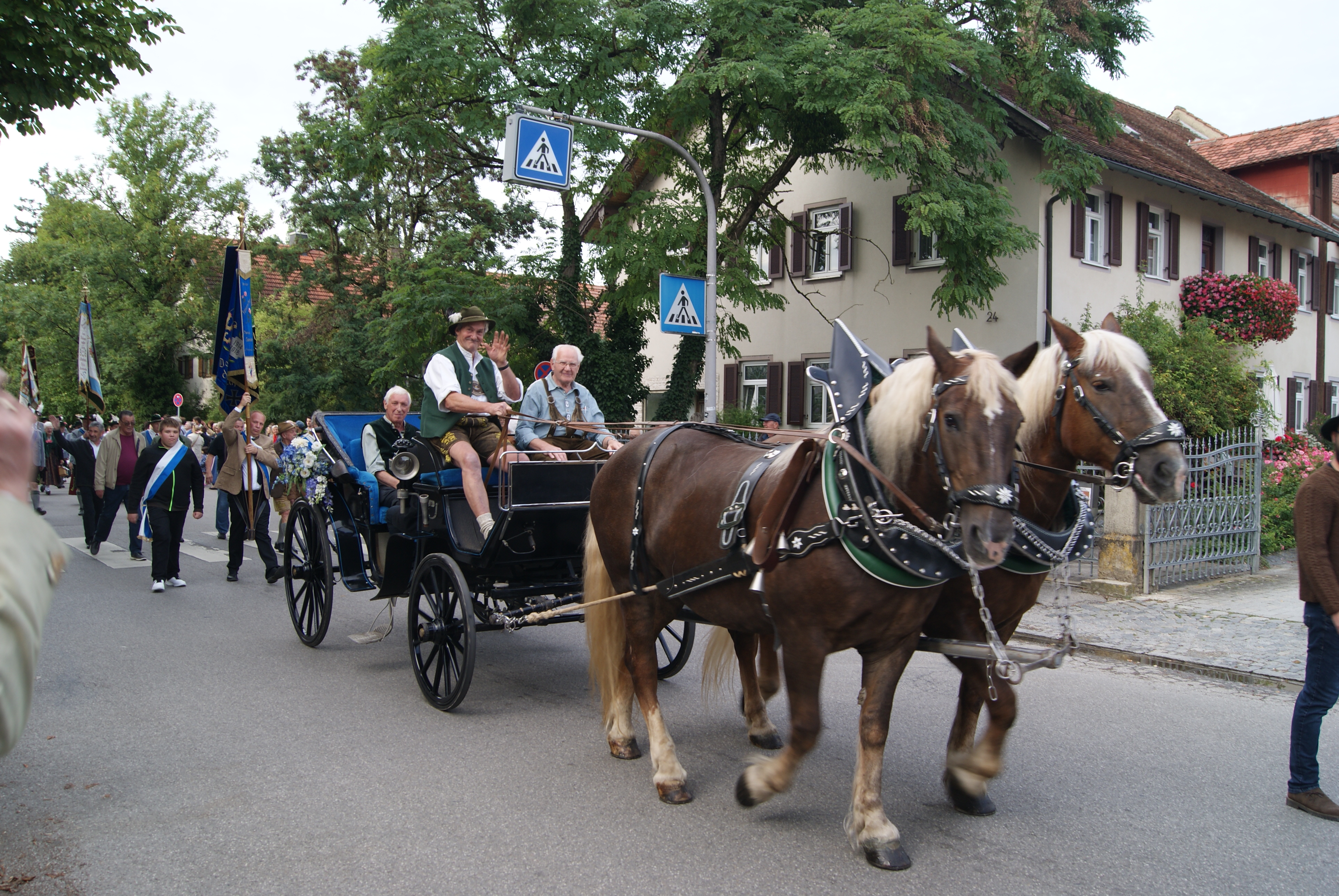 Aubinger Tradition beim Umzug: die Kutsche von Peter Nassl. Rechts neben ihm Josef Strixner vom Freiflächenverein. In der Kutsche Schirmherr Ottmar Bernhard und seine Frau Gisela, Manfred Reiss und Pater Abraham.