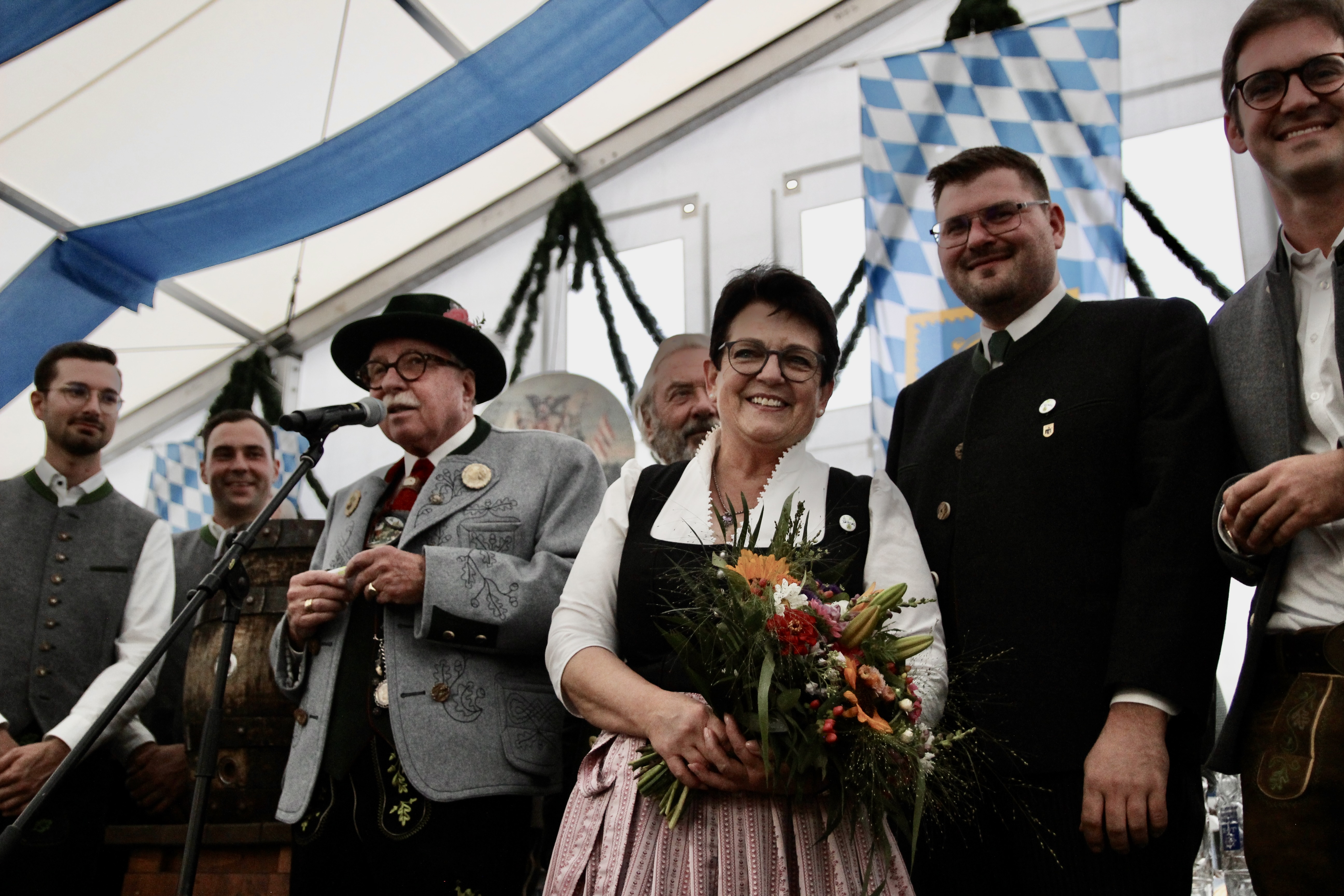 Ein Fest ganz im Zeichen der Schützen und ihrem 150.Jubiläum. Erste Schützenmeisterin Klara Eberl-Pfeil bekam dafür Blumen von Sebastian Kriesel als Veranstalter vom Freiflächenverein.