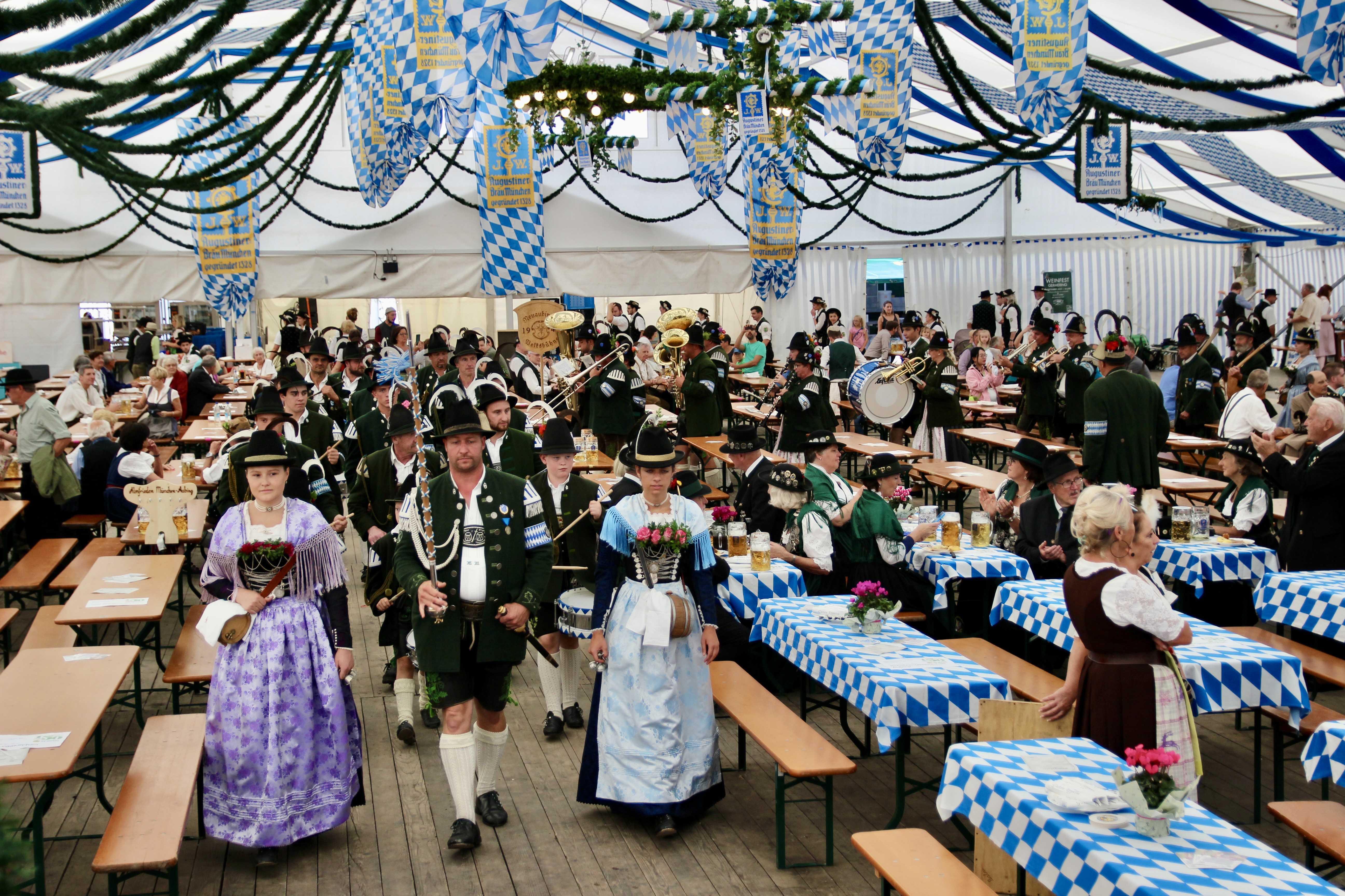 Die Waakirchner Gebirgsschützen beim Einzug ins Festzelt