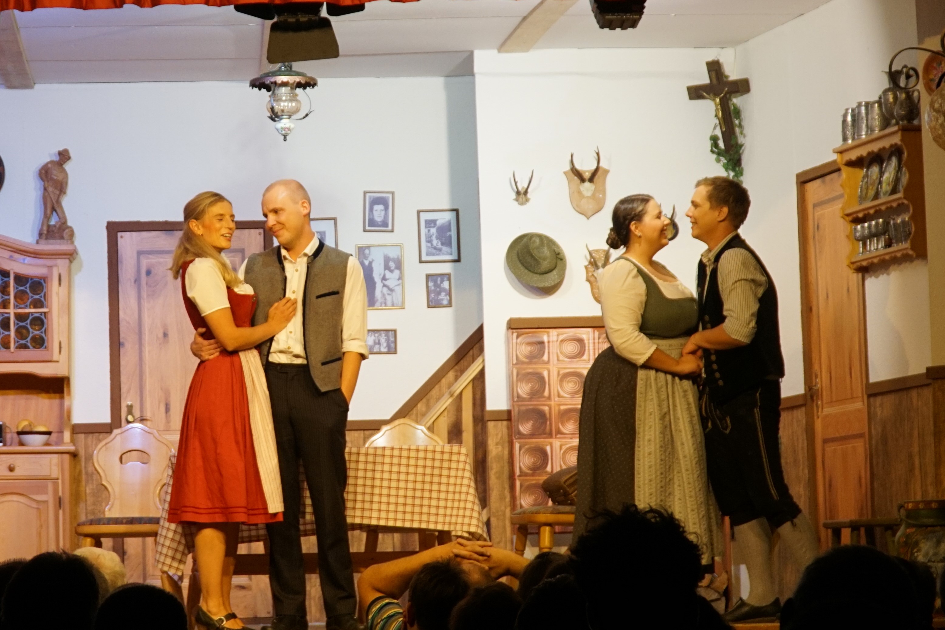 Romantik und große Gefühle kündigen ein Happy End an: v.l.n.r. Magd Christl (Natascha Burger), der Kartlbauer (Andreas Wolf), Anna Schwester des Kartlbauern (Julia Kleitner), Knecht Gustl (Florian Braun)