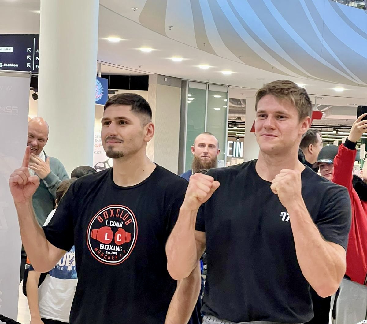  Emre Cukur und Simon Zachenhuber (v.l.) in den Arcaden