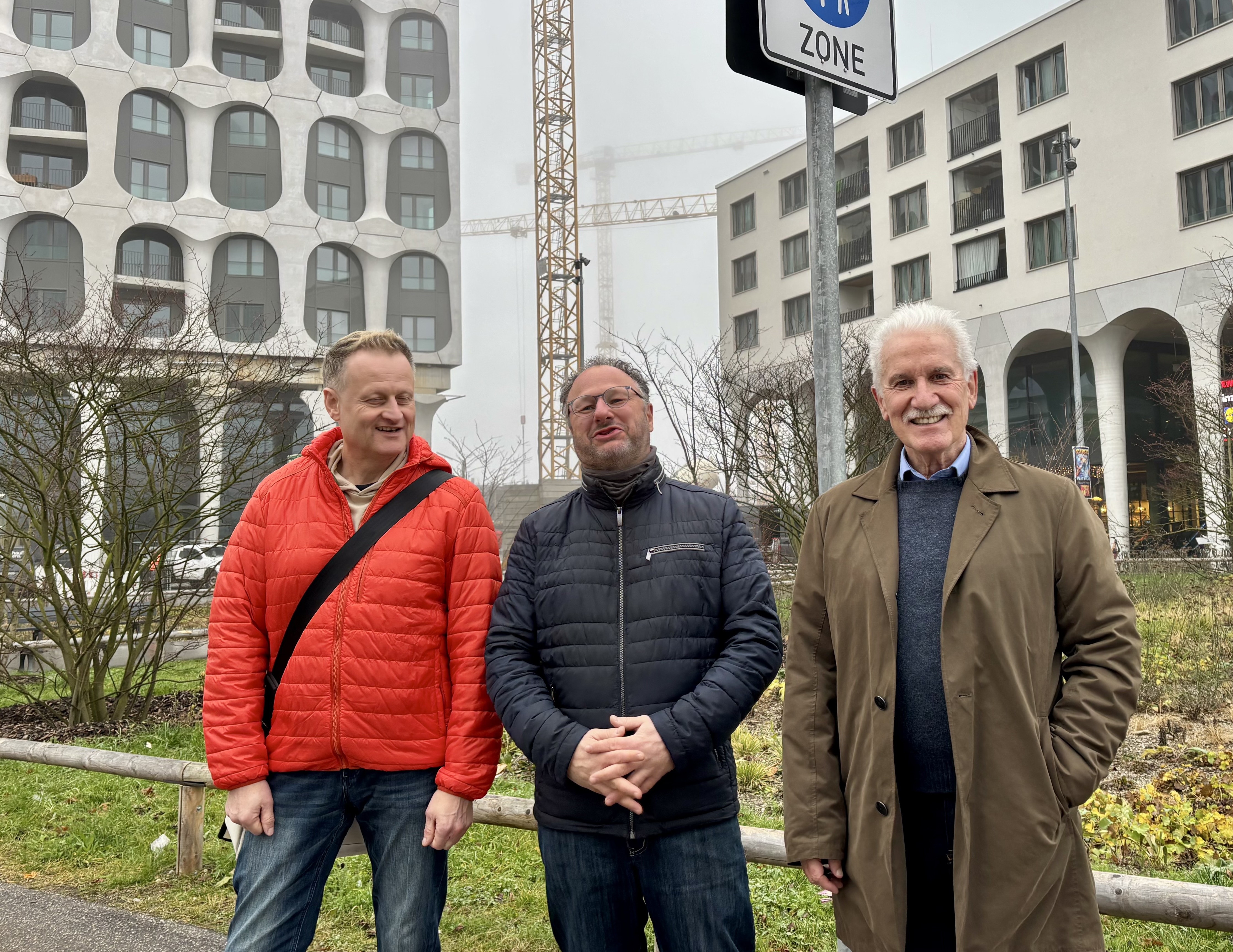 Freiham - das Sorgenkind mit 100%em Einfluss auf die umliegenden Stadtteile: die Aufgaben wollen die drei (Klaus Ziegler, Johann Sauerer und Jürgern Müller, v.l.) mit in die Stadtratsarbeit nehmen.