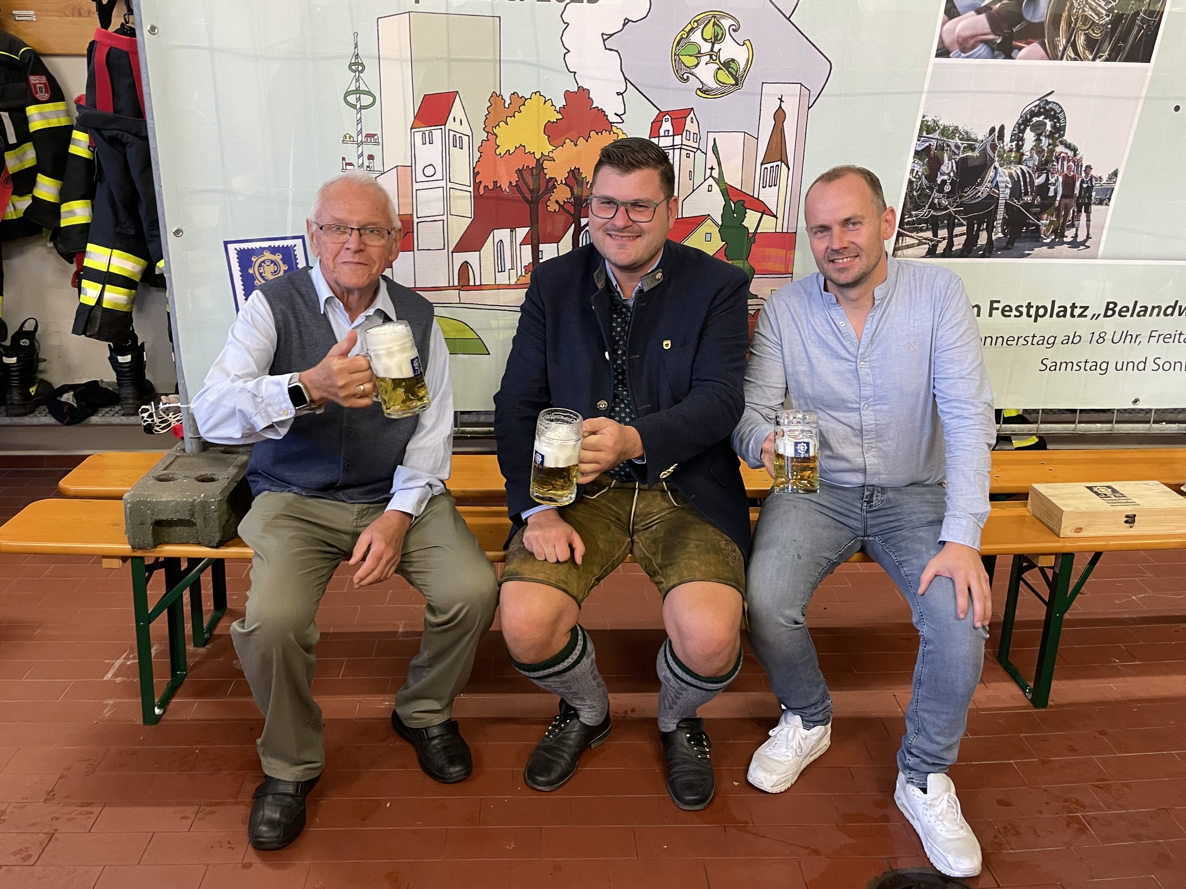 Jedes Jahr aufs Neue gestaltet Helmut Blüml (l.) das Herbstfestplakat. Neben ihm Sebastian Kriesel und Wirt Andreas Widmann.