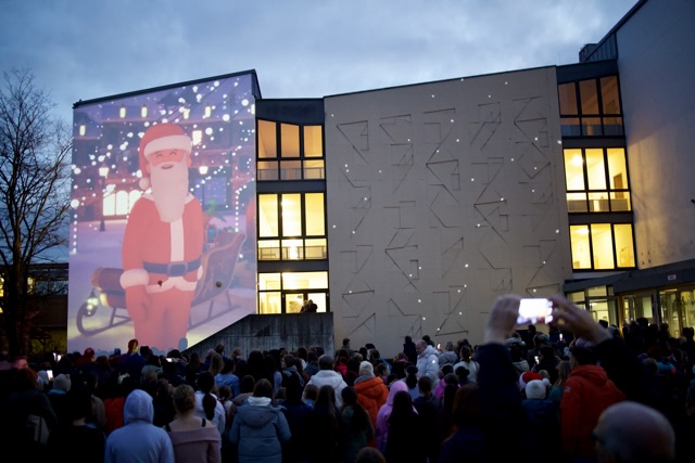 „Merry whatever“ auf der Schulfassade