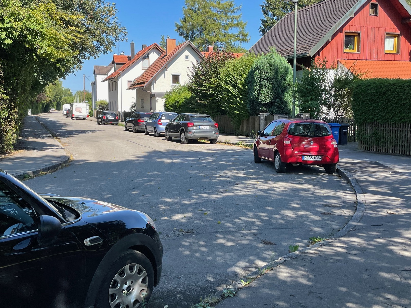 Soll geprüft werden: beschränktes Halteverbot in der Kallenbergstraße sowie im Kurvenbreich.