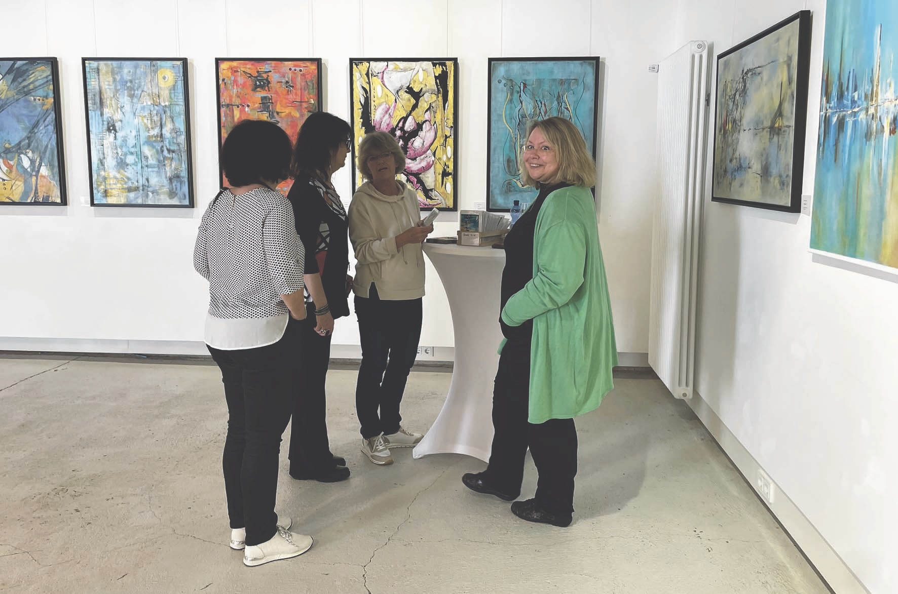 1Koordinatorin Sabine Rinser-Willuhn (rechts) mit Künstlerin Monika Glaser (2. von rechts) vor deren Werke