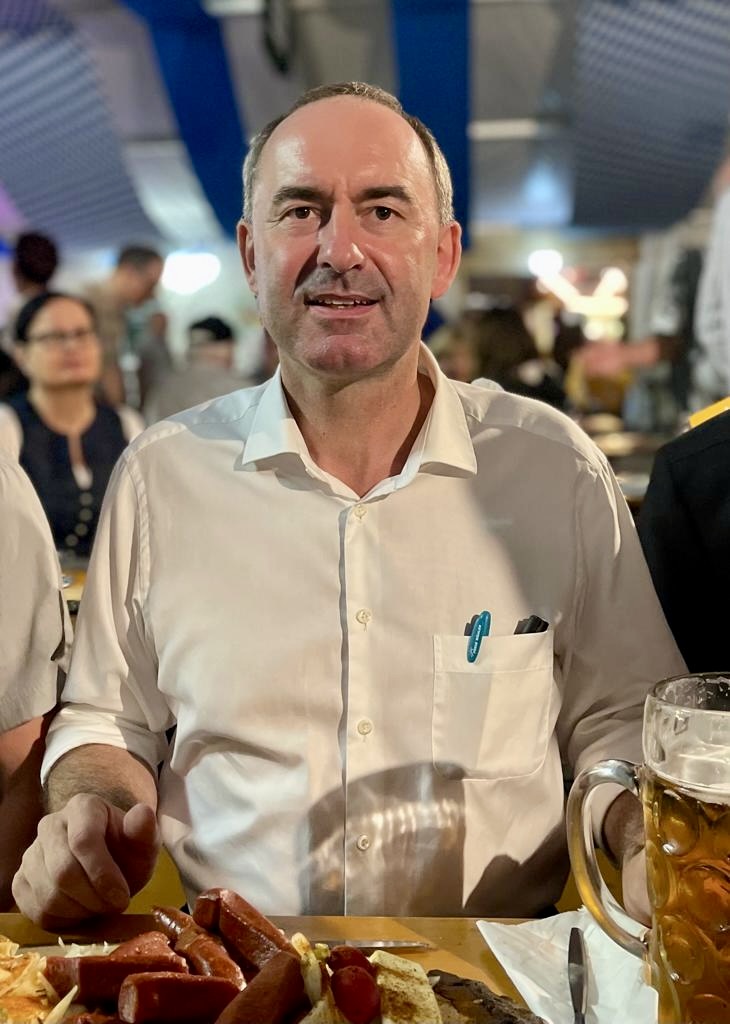 Hubert Aiwager 2023 beim Aubinger Herbstfest.