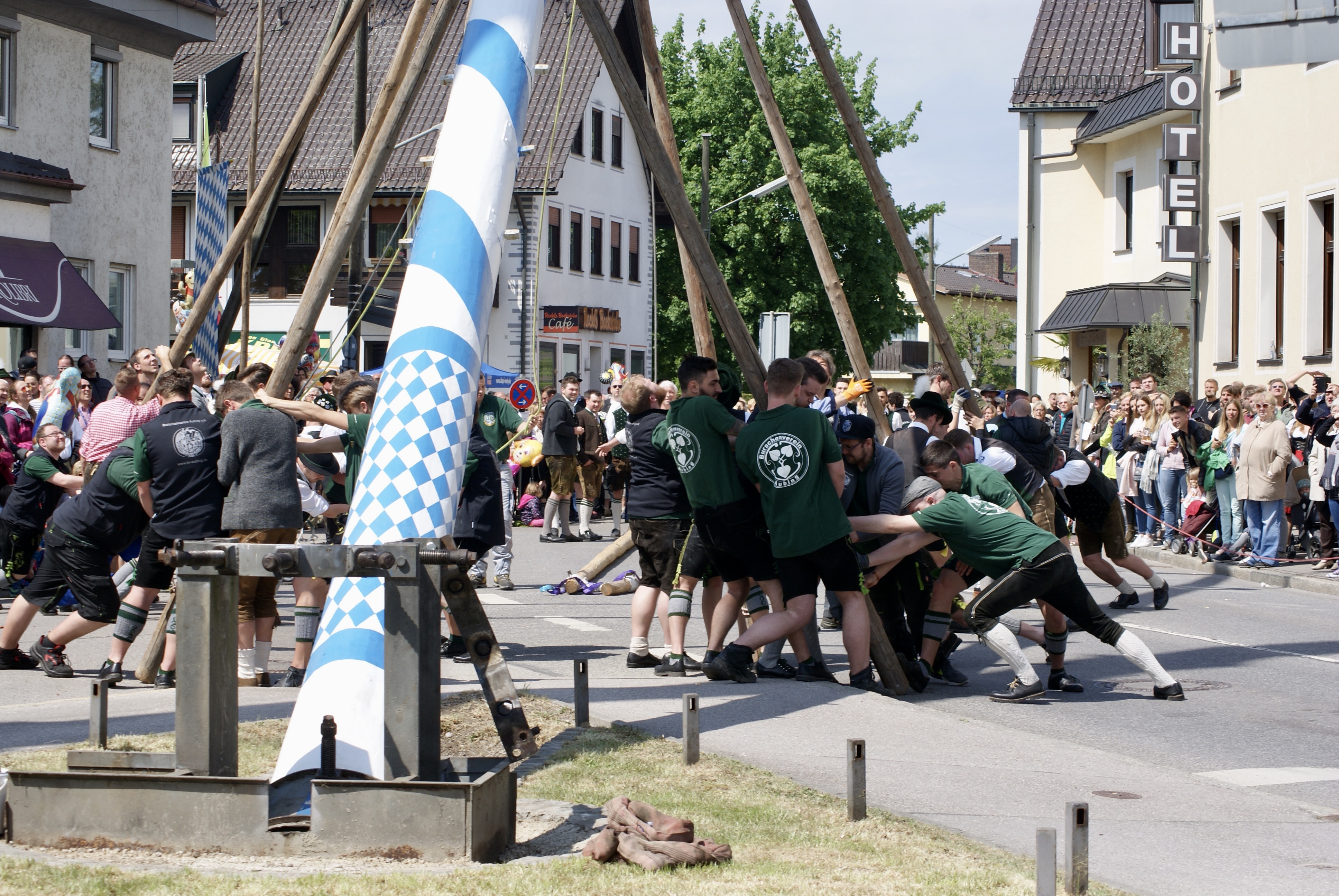 Der Burschenverein beim Maibaum-Aufstellen