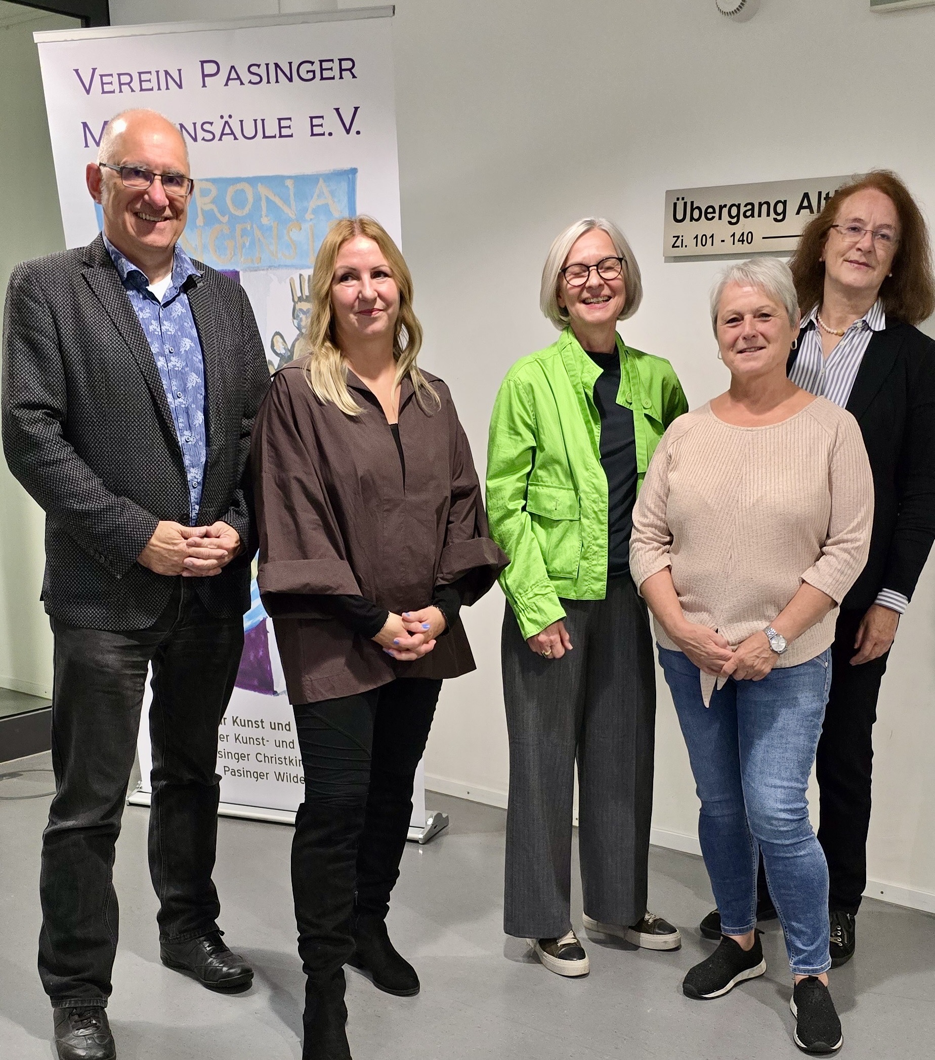 Vernissage mit BA-Vorsitzenden Frieder Vogelsgesang, Sabine Schliwa, Annette Maier, Lydia Böhm und Maria Osterhuber-Völkl (v.l.).