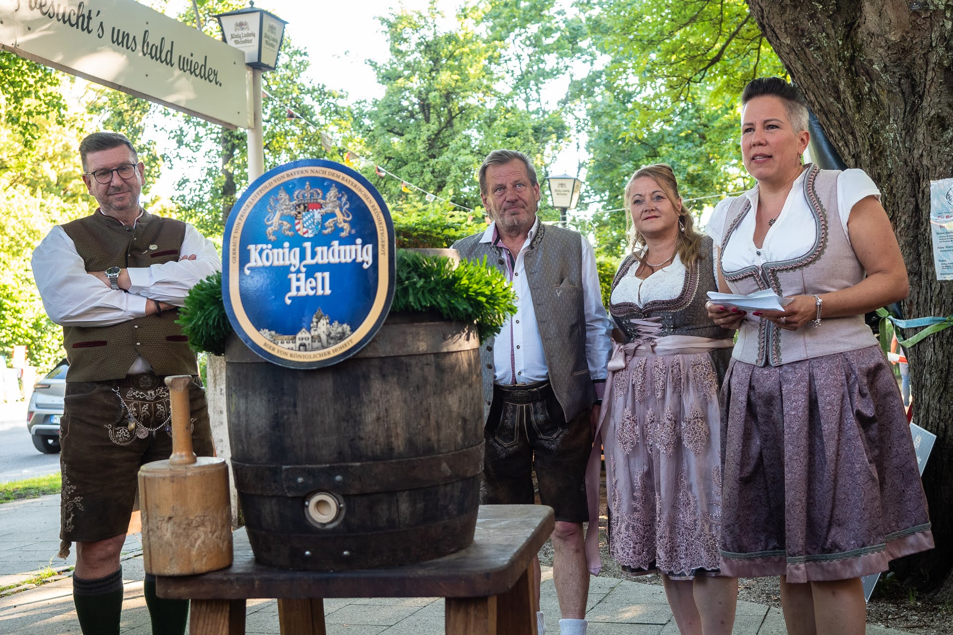 (v.l.) Richard Sturm von der Kaltenberger Schlossbrauerei, die Wirte Robert und Iris Schmidt und Stefanie Denk vom Wiesnrat.