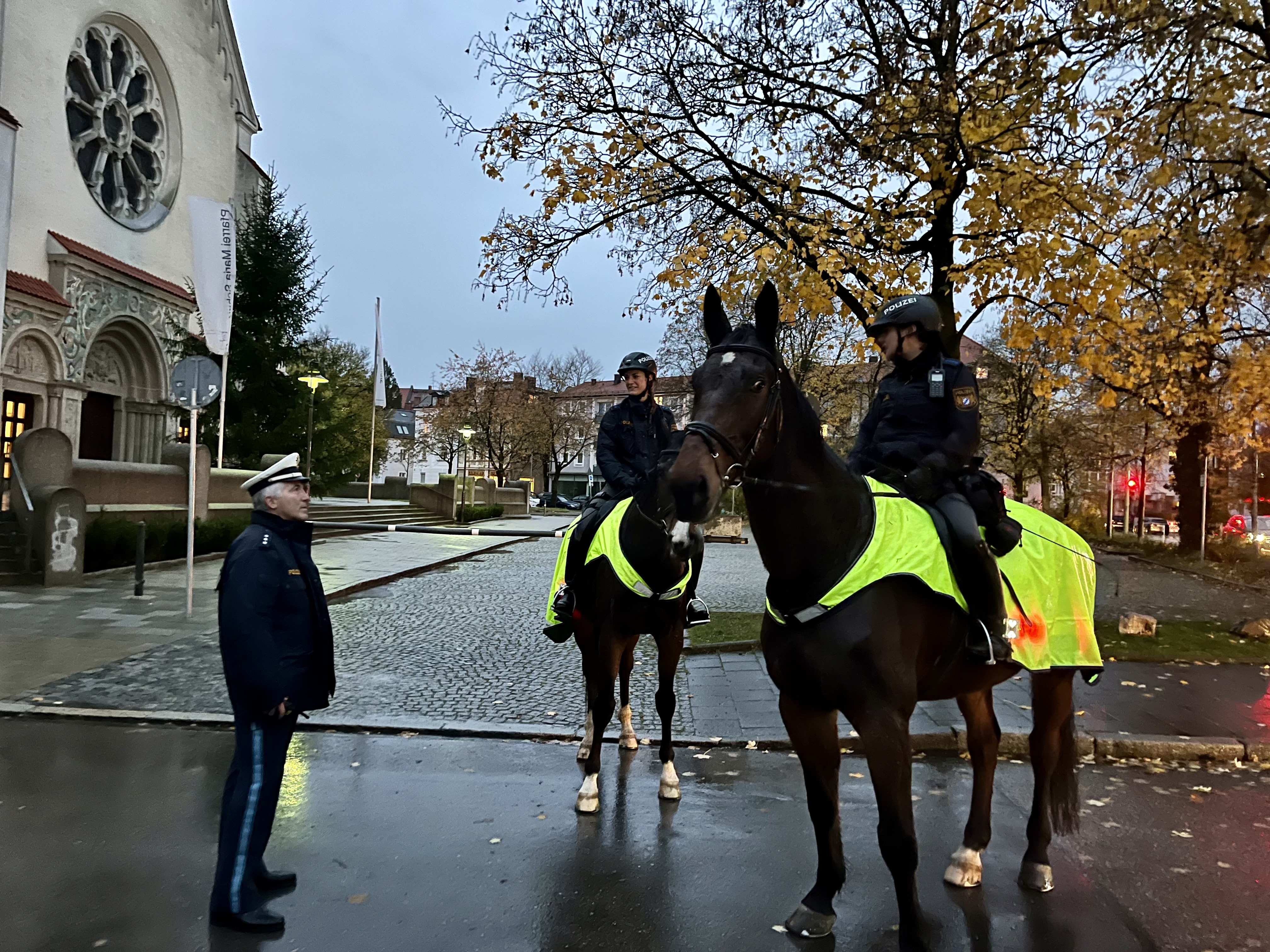 Absprache zur Präventionsaktion mit Franz Pusch sowie Annika Buchmaier und Jana Wehrner mit Nero und Champion von der Münchner Reiterstaffel