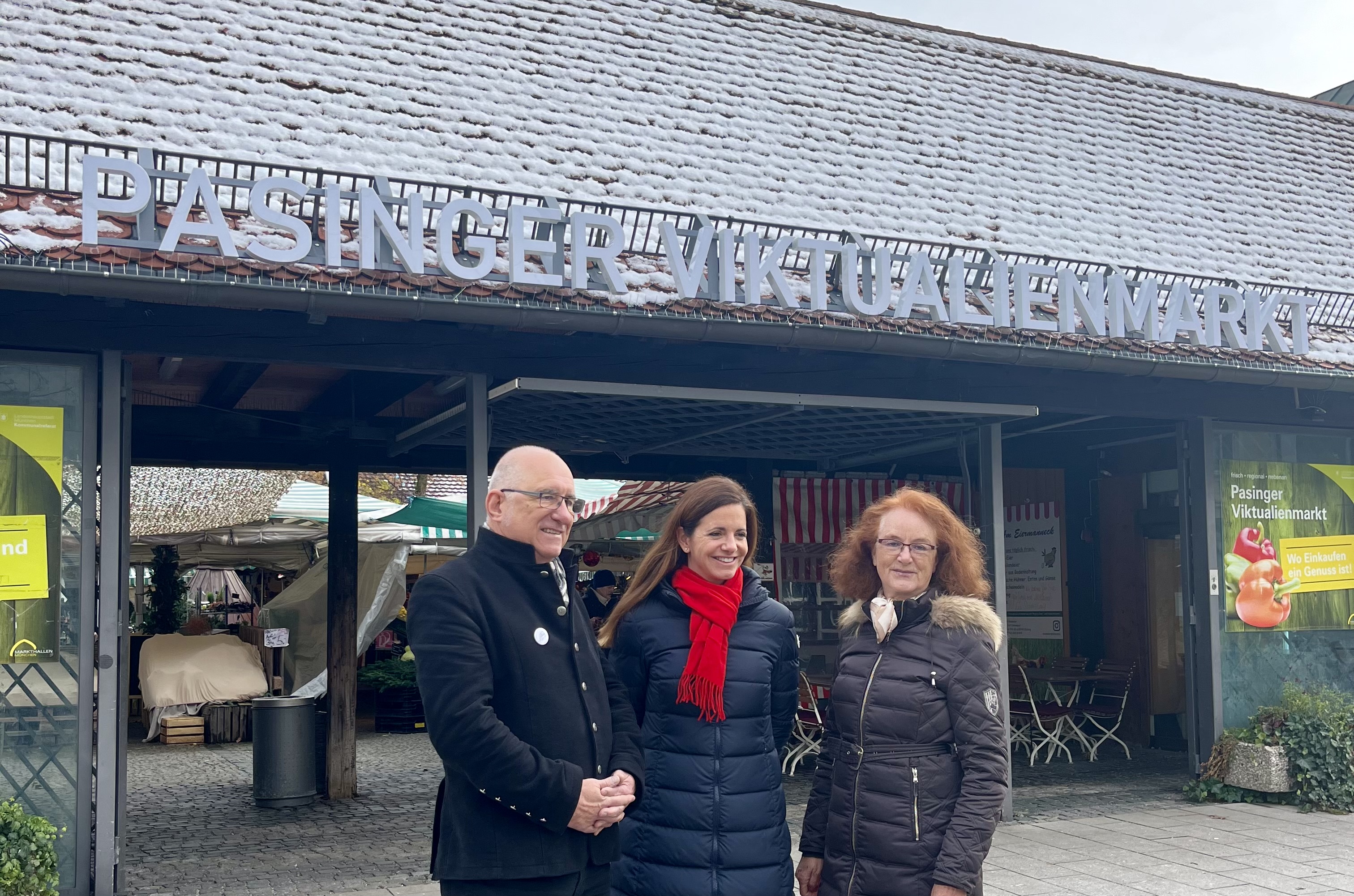 „Wir freuen uns alle. Die Schrift ist ein echter Gewinn.“ Frieder Vogelsgesang, Kommunalreferentin Kristina Frank und Maria Osterhuber-Völkl (v.l.).