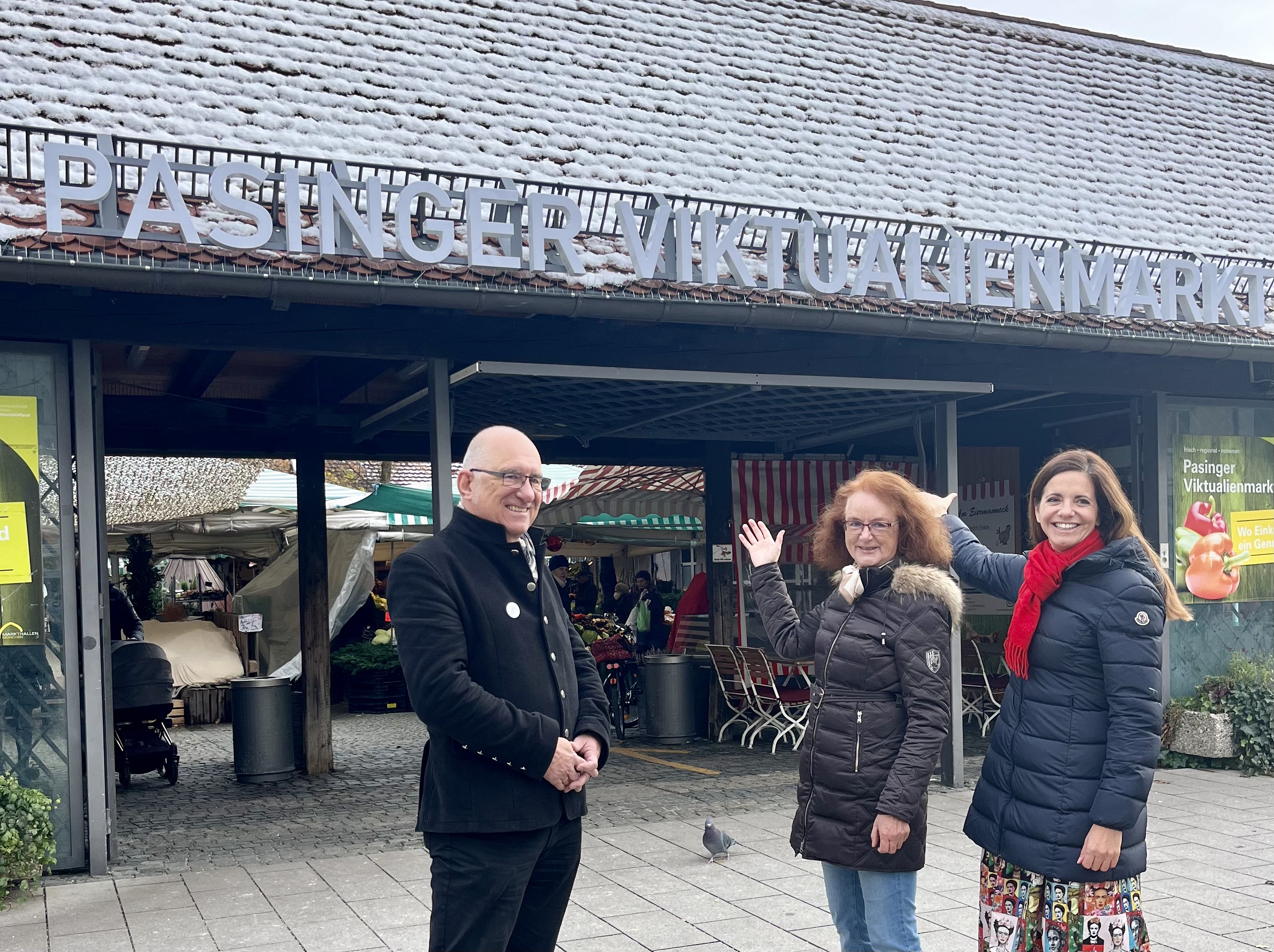 Endlich wieder mit Schrift: Frieder Vogelsgesang, Maria Osterhuber-Völkl vom BA 21 und Kommunalreferentin Kristina Frank (v.l.) vorm Pasinger Viktualienmarkt.