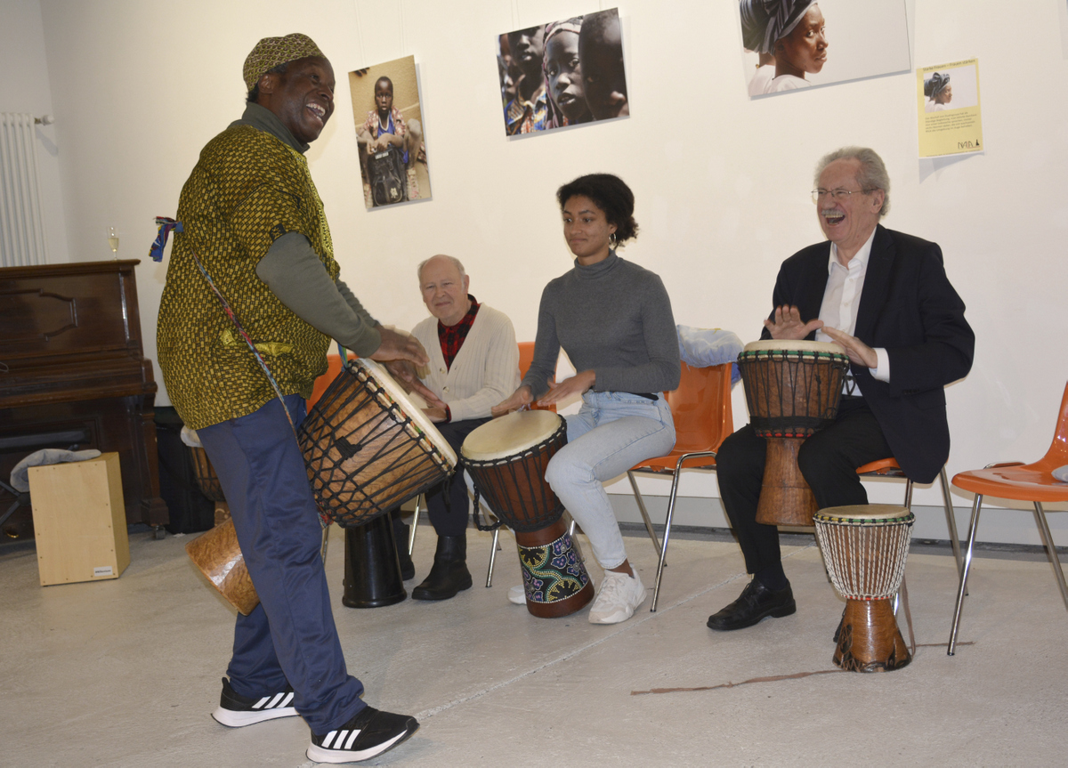 Christian Ude an der Trommel: Musiker Ifeanyi Christian Okolo animierte die Vernissage-Gäste zum Mitmachen.
