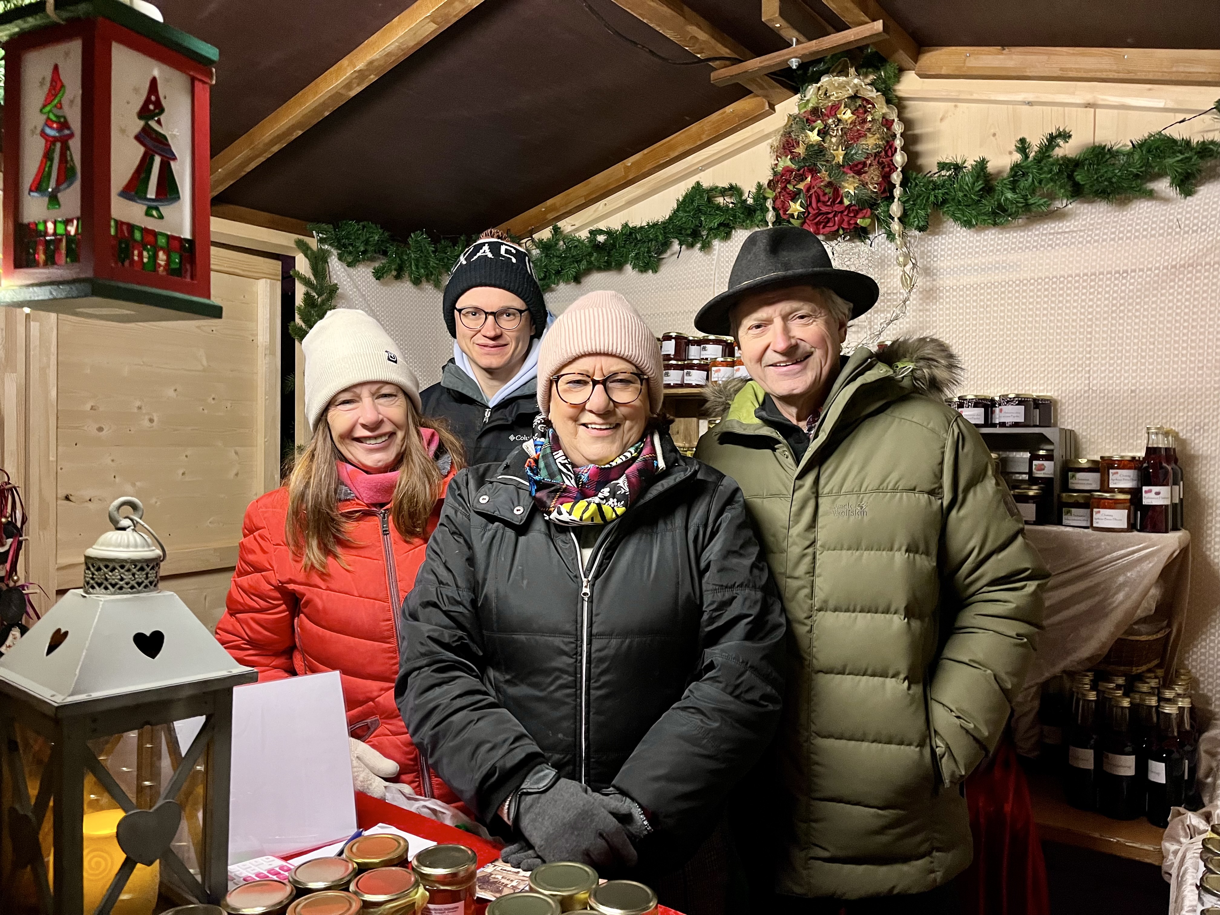 Das Orga-Team hinterm Markt mit Gabi Kerler, Sebastian Ellmaier, Christl Hollweck und Andreas Ellmaier (v.l.).