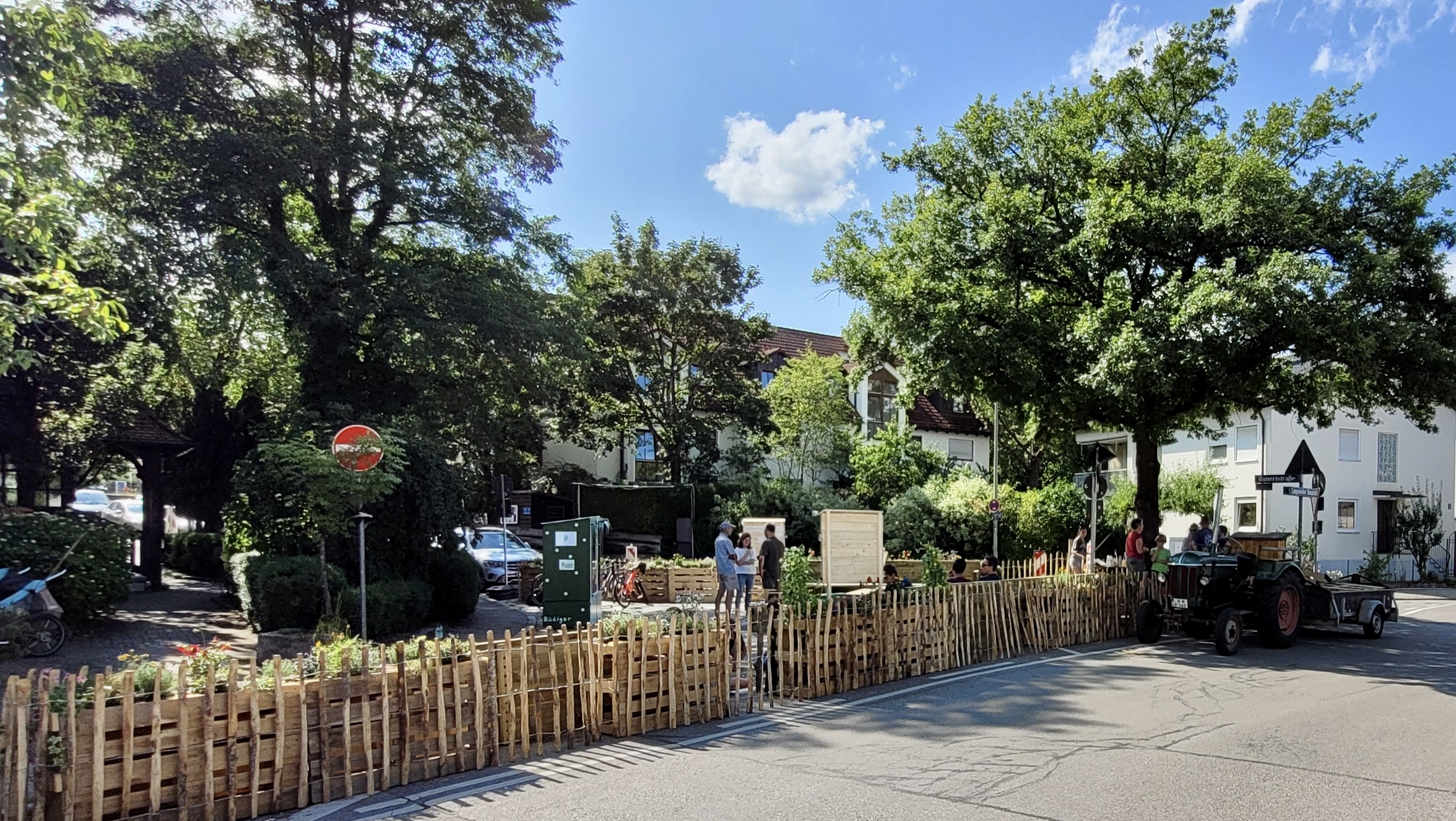 So wars im Sommer, die Holzbauten versperrten die Straße vor der „Eiche“ als Verkehrsberuhigung. © G.Uelses