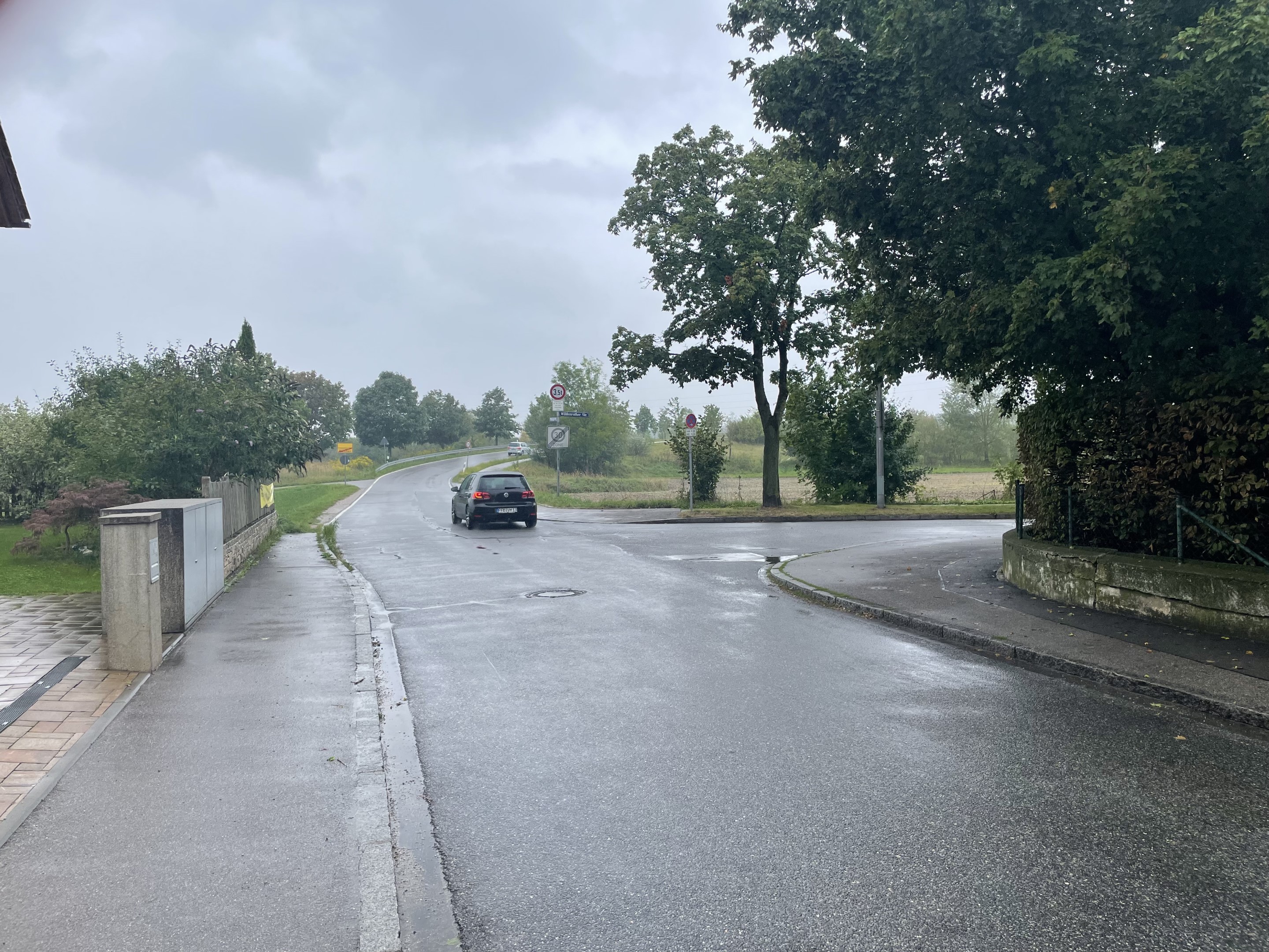 Eine Zunahme des Autoverkehrs auf der Eichenauer Straße bedeutet für den BA zwangsläufig auch den Ausbau der bisher zweispurigen Straße. Hierzu hat die Stadt noch keine ausreichenden Aussagen getroffen.