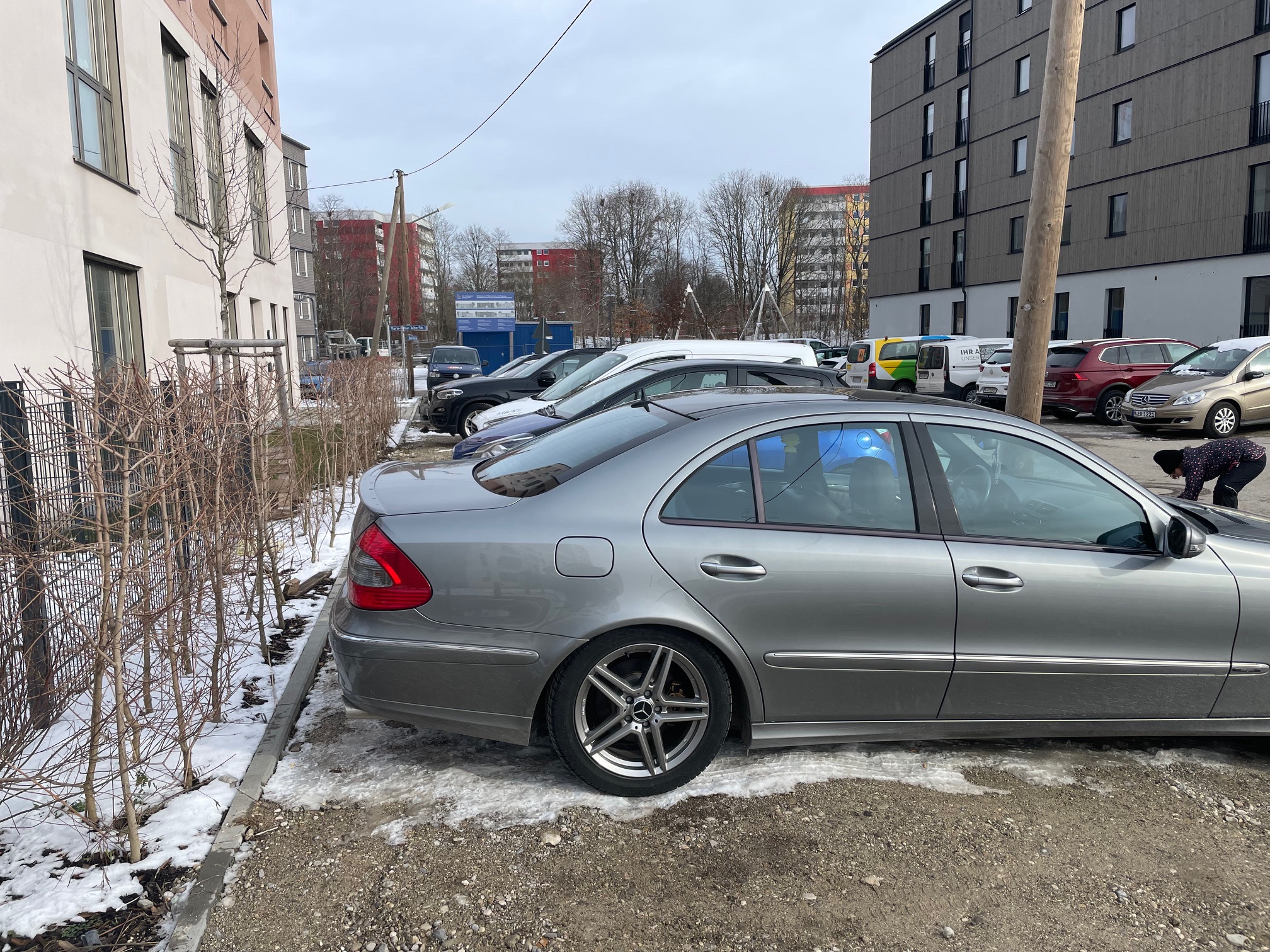 Die diagonal zur Grete-Weil-Straße abgestellten Fahrzeuge parken Hauseingänge und Fluchtweg zu, wie Bewohner beklagen.