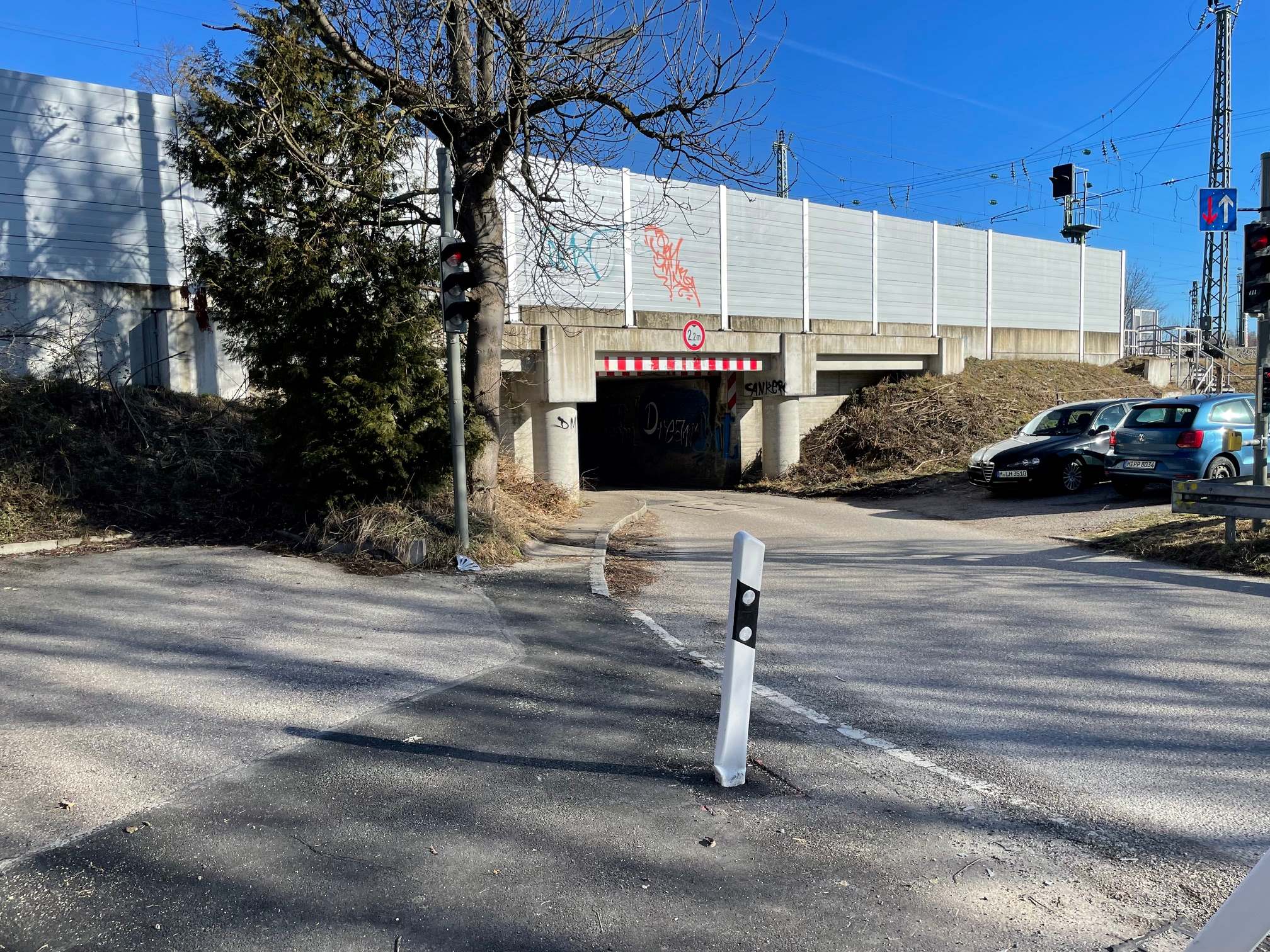 Nur Fahrzeuge die nicht höher als 2,20 Meter hoch sind, können durch die Bahnunterführung in der Straße Am Langwieder Bach fahren. Höhere müssen zurückfahren.