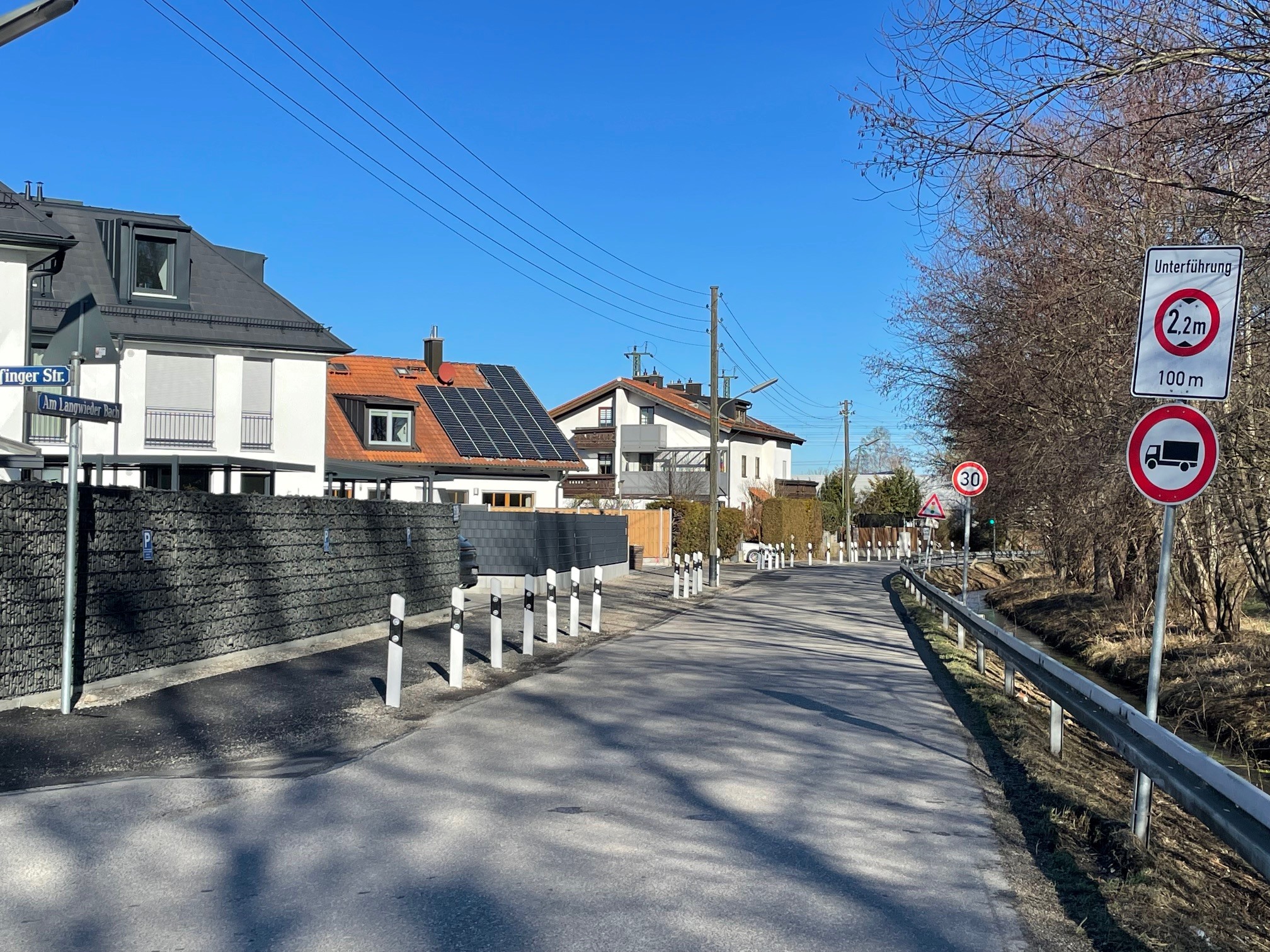 Viel zu spät macht nach der Graßlfinger Straße ein Verkehrszeichen auf die niedrige Durchfahrtshöhe der Unterführung aufmerksam.