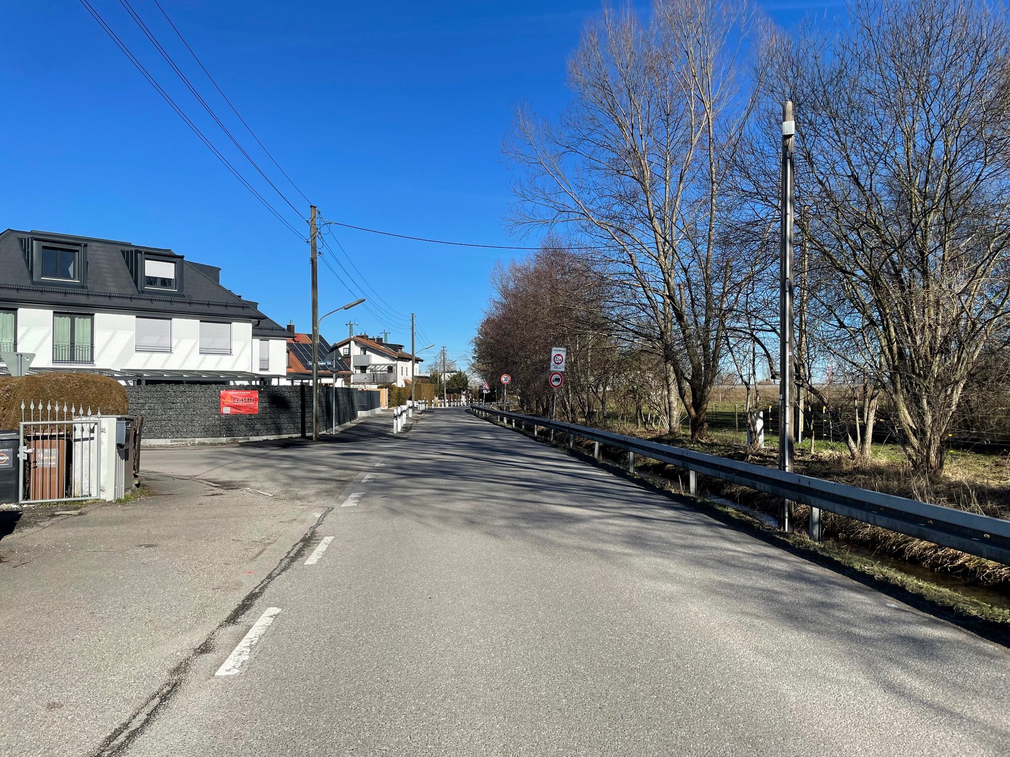 Ein Höhenbegrenzer vor der Graßlfinger Straße soll die höheren Fahrzeuge von der Durchfahrt durch die Unterführung abhalten.