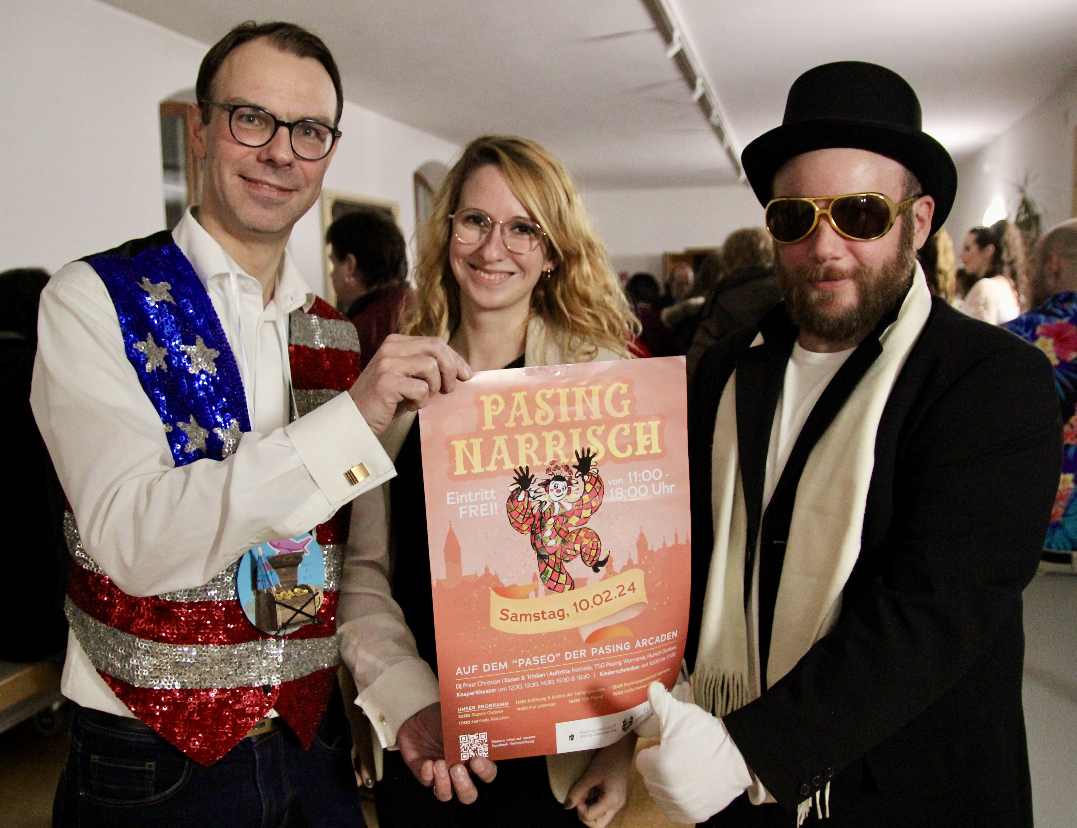 Sven Wackermann vom BA, Sabine Leuthner von den Arcaden und ARGE-Vorstand Andreas Kirchmeier mit dem Plakat zu Pasing Narrisch.