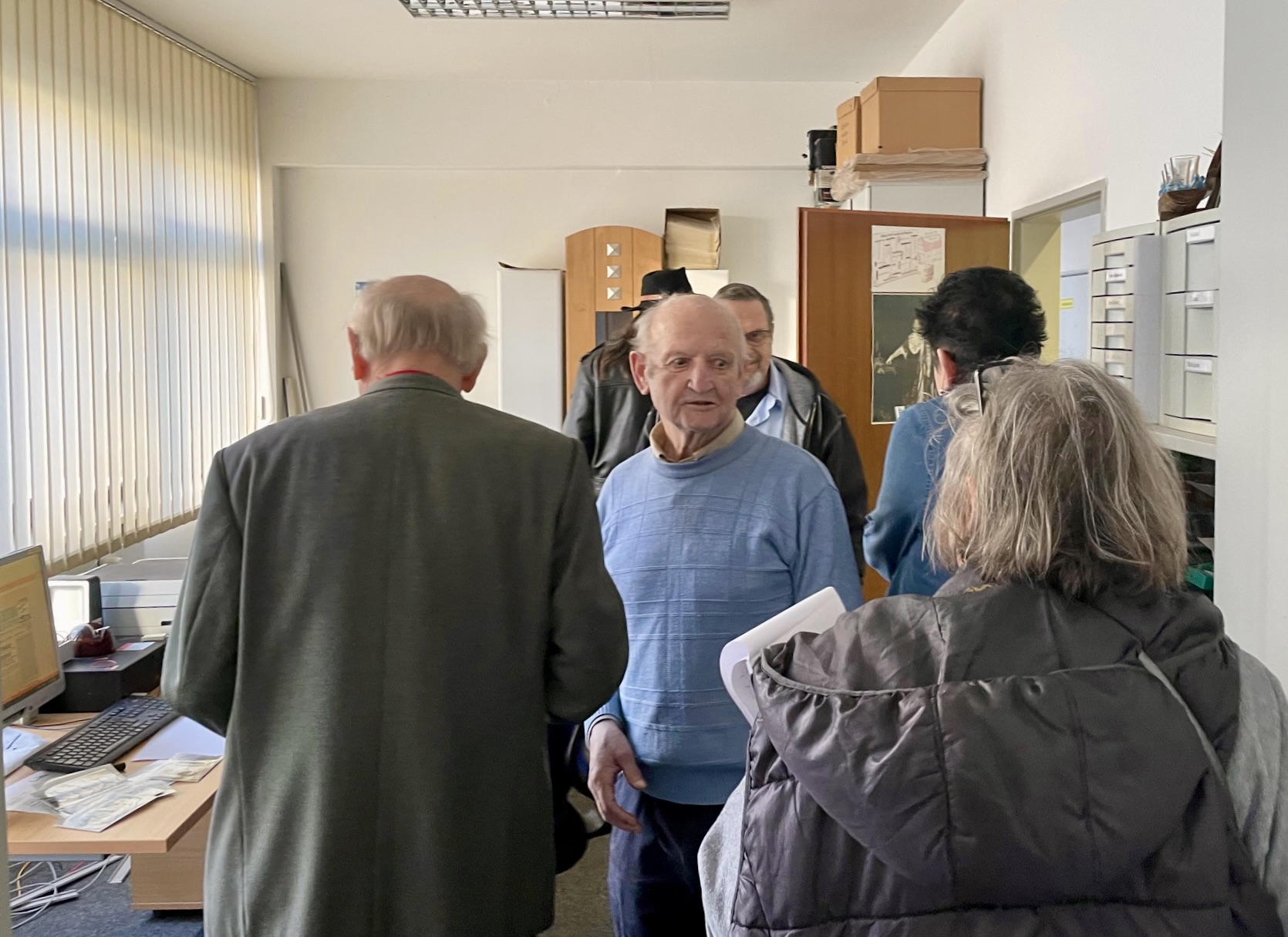 Ein Kommen und Gehen war am Samstag in den Räumen des Aubinger Archivvereins in Puchheim. Der langjährige Vorsitzende Anton Fürst (Mitte) freute sich sehr über das große Interesse der Bürger.